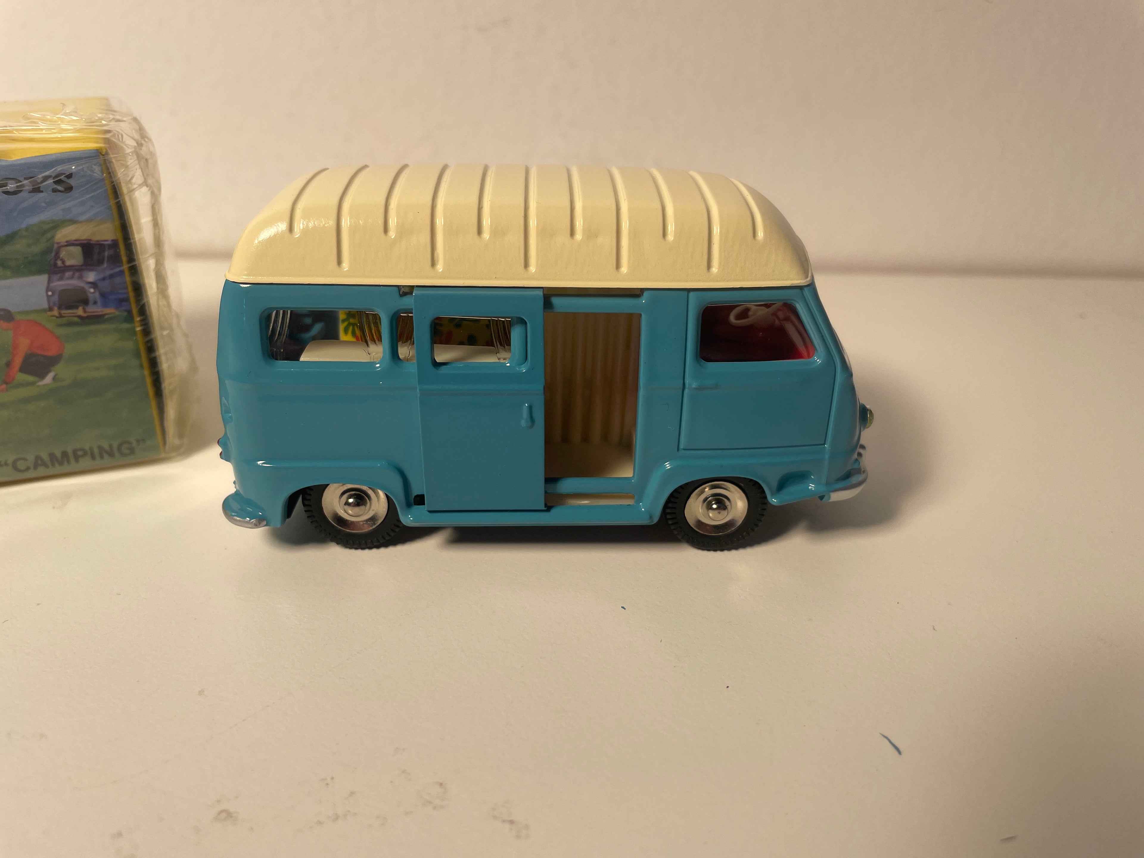 Renault estafette camping bleue et toit beige Dinky-Toys (éditions Atlas) - N°565