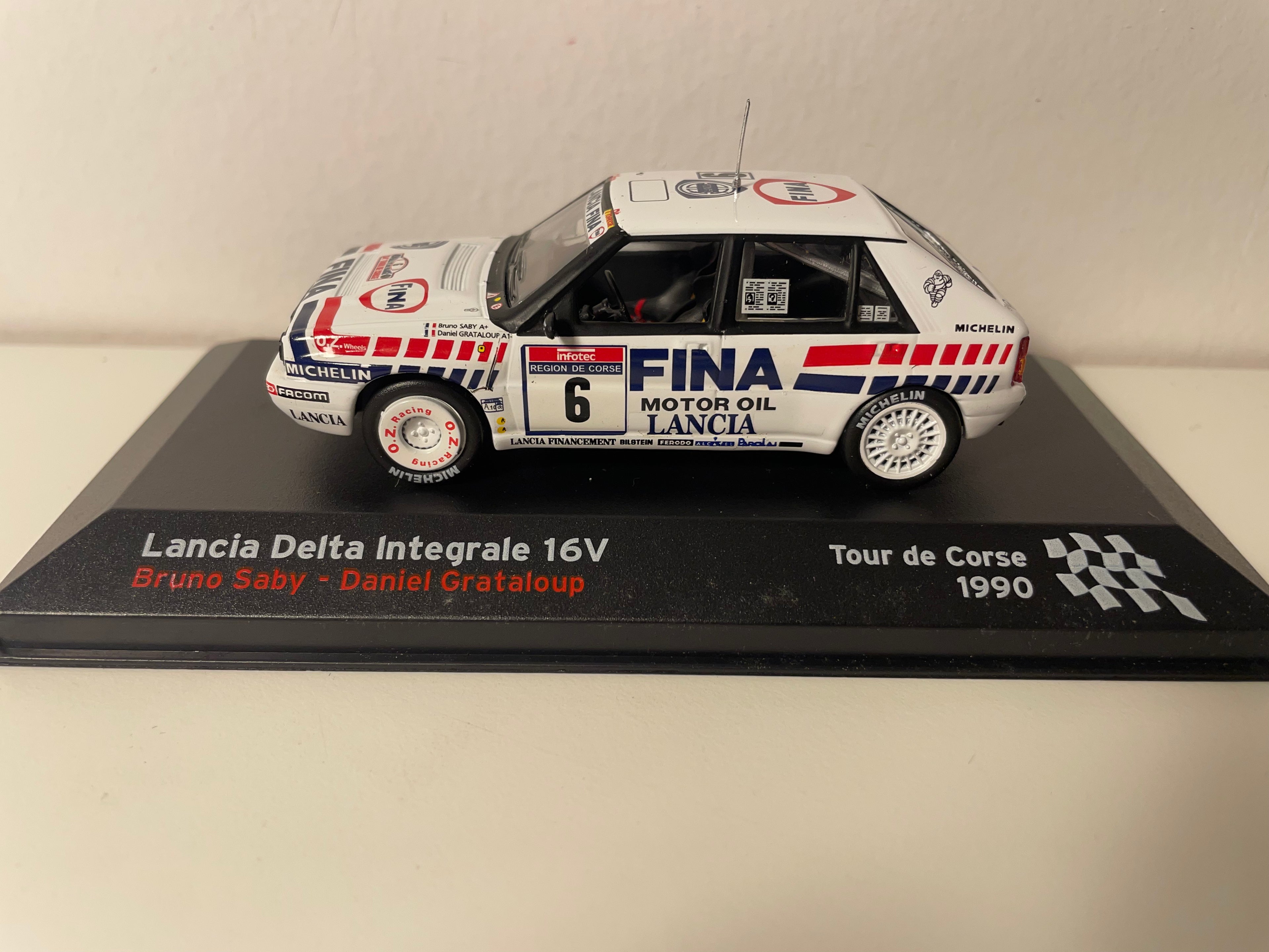 Lancia Delta Intégrale 16V wäiss, rout a schwaarz Nummer 9 - Tour de Corse 1990