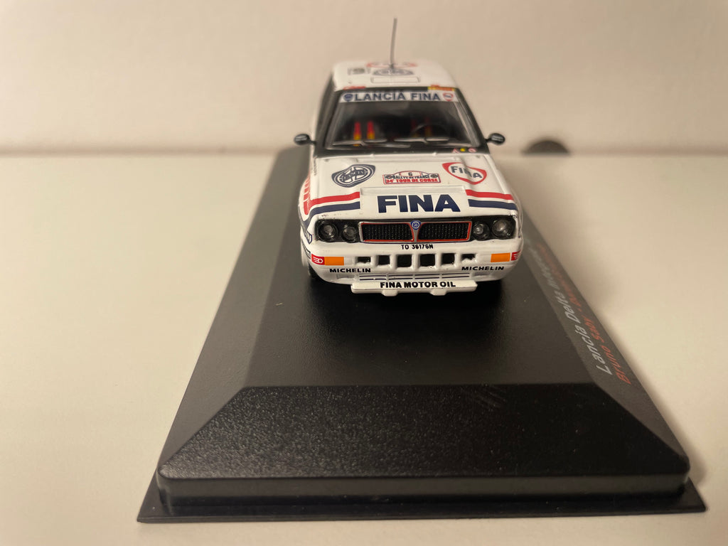 Lancia Delta Intégrale 16V wäiss, rout a schwaarz Nummer 9 - Tour de Corse 1990