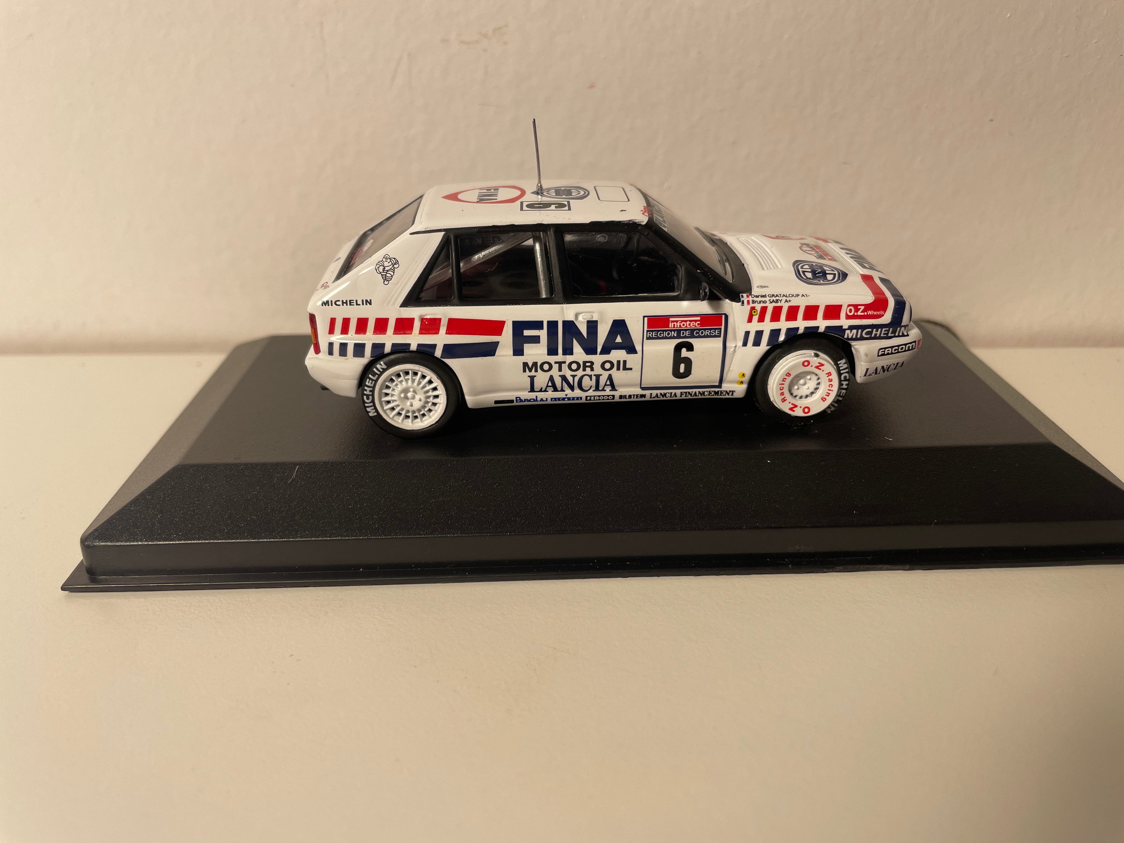 Lancia Delta Intégrale 16V wäiss, rout a schwaarz Nummer 9 - Tour de Corse 1990