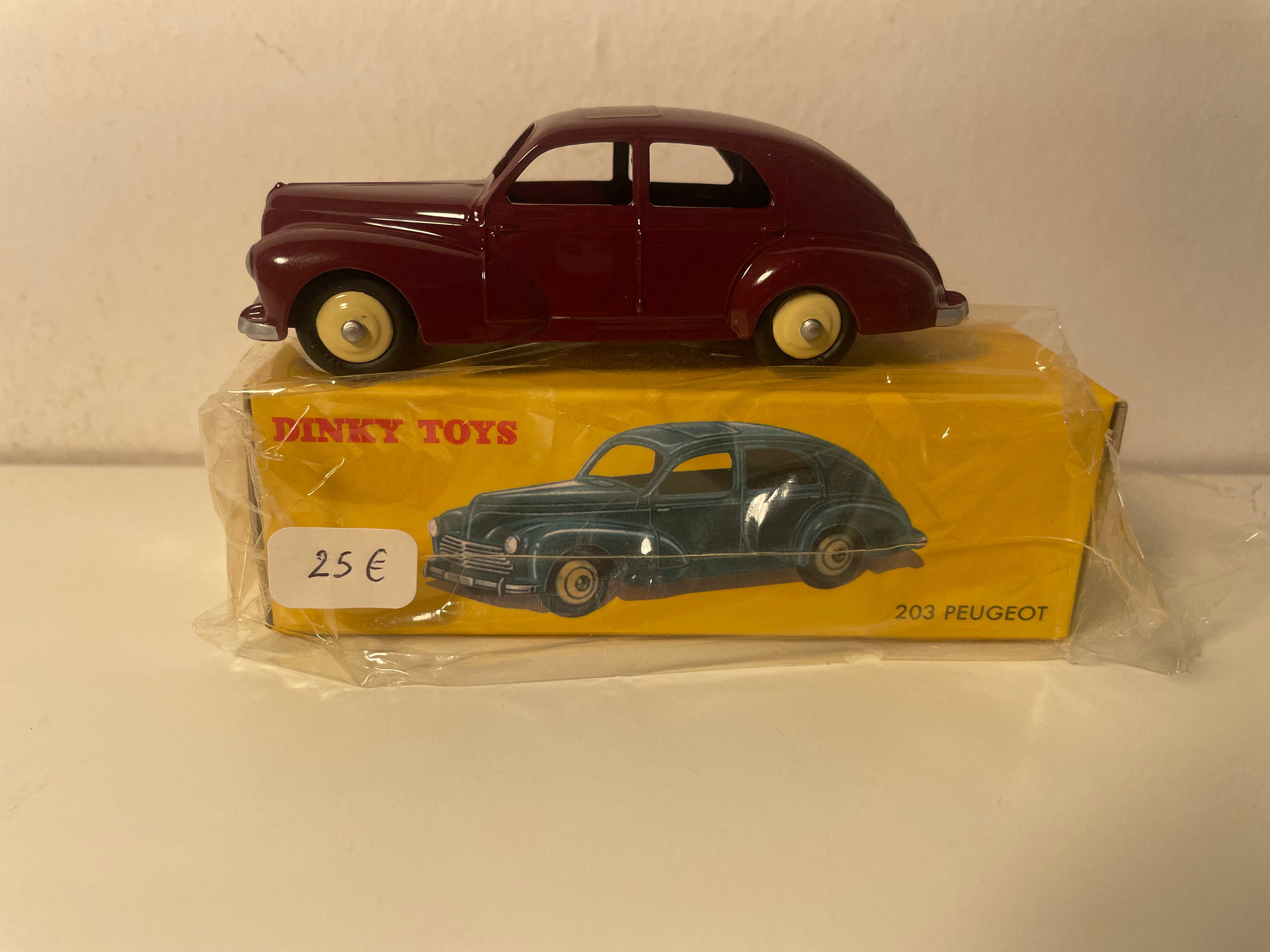 Peugeot 203 bordeaux Dinky-Toys (editiounen Atlas) - N°24 R