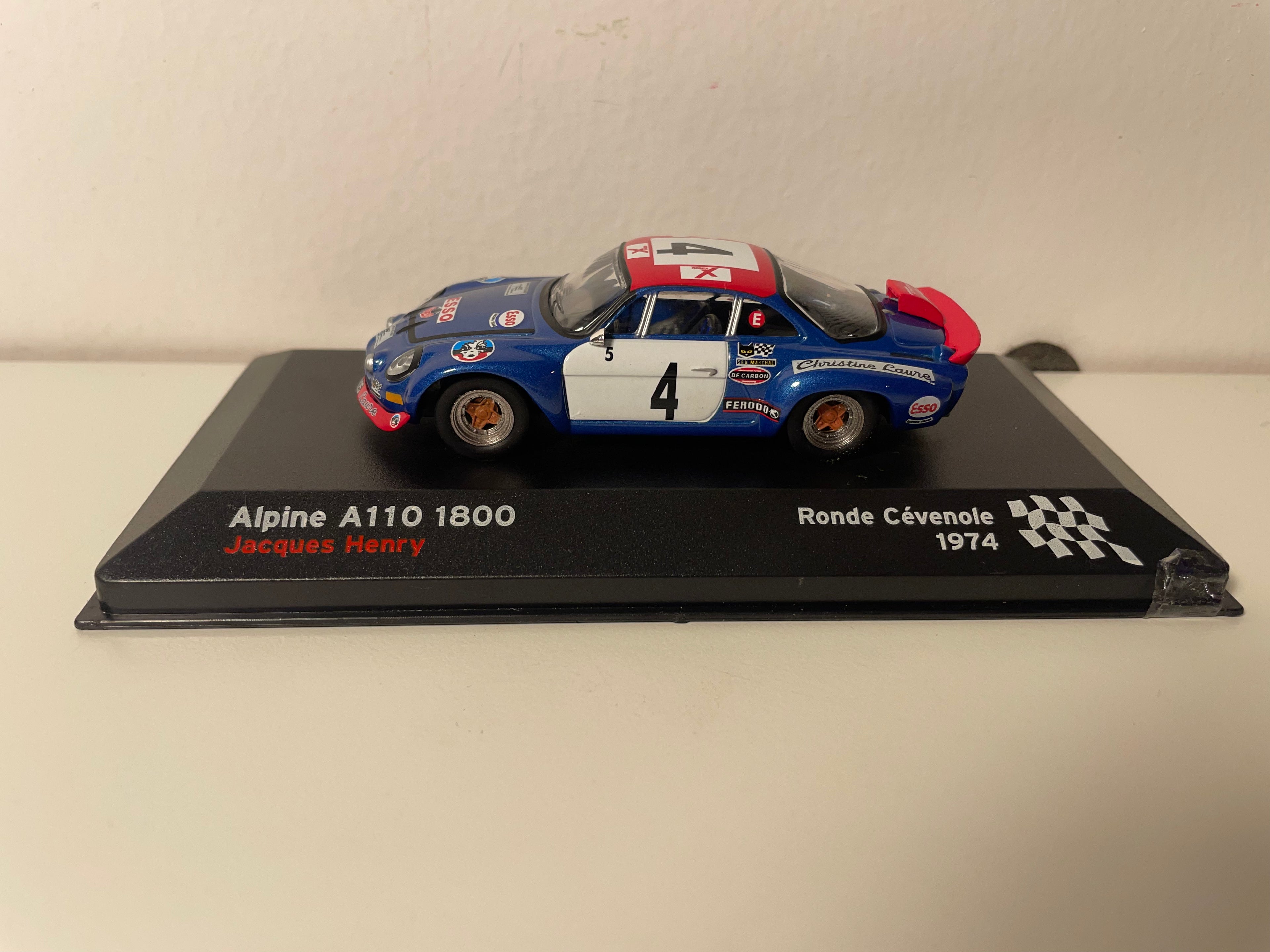 Renault Alpine A110 1800 bleue, blanche et rouge numéro 4 - Ronde Cévenole 1974