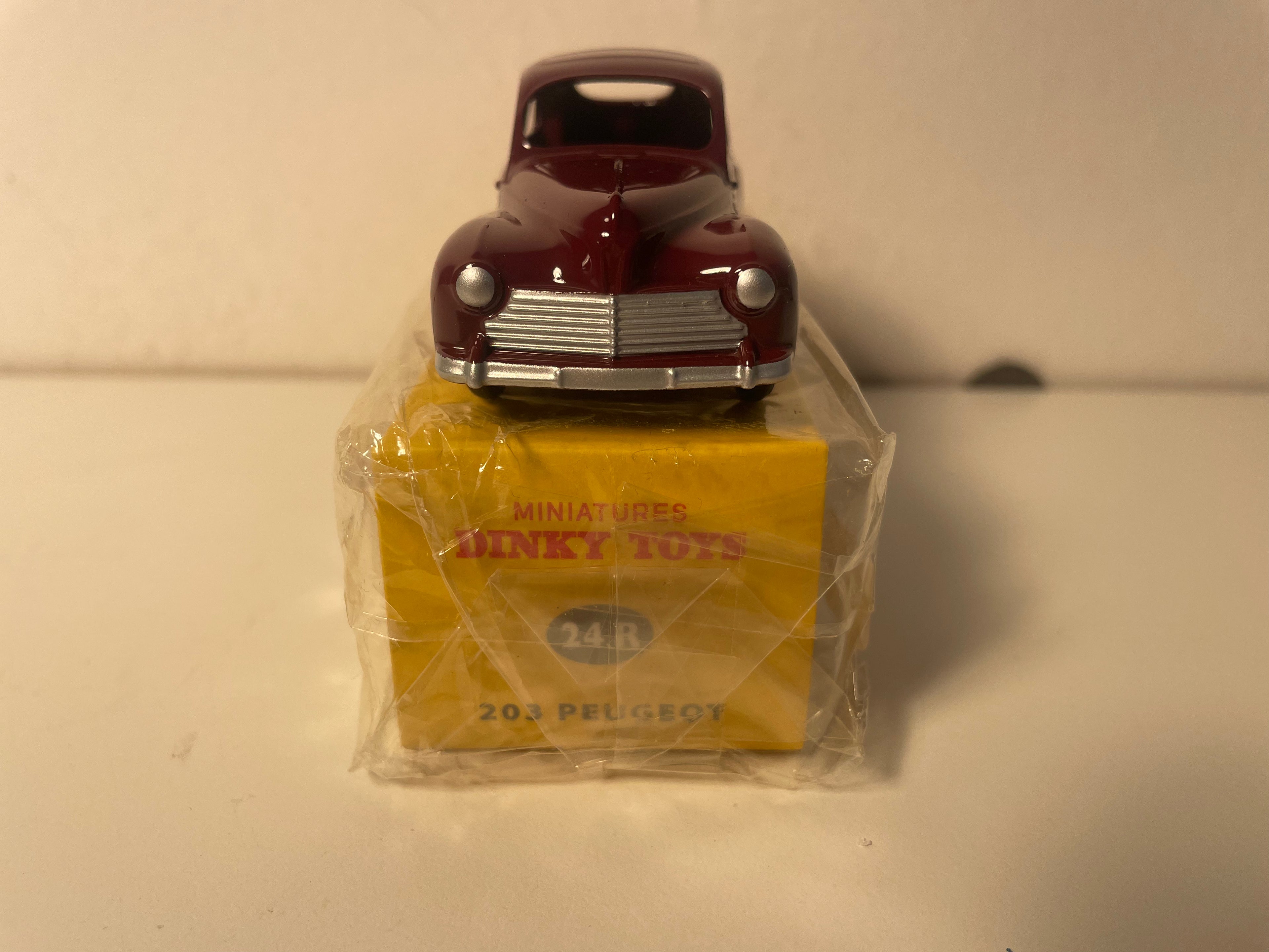 Peugeot 203 bordeaux Dinky-Toys (editiounen Atlas) - N°24 R