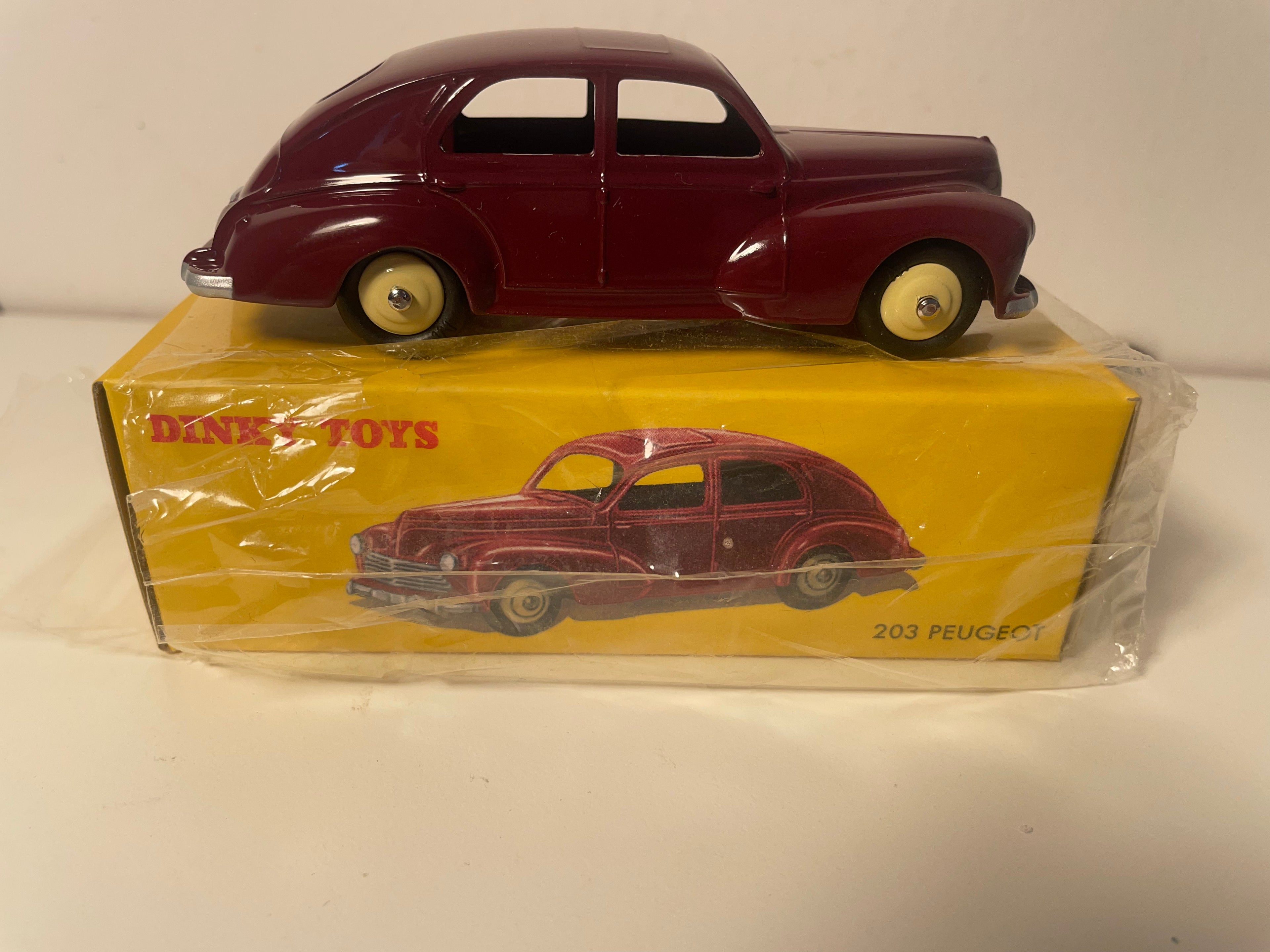 Peugeot 203 bordeaux Dinky-Toys (editiounen Atlas) - N°24 R
