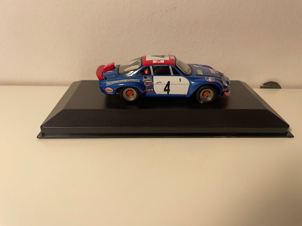 Renault Alpine A110 1800 bleue, blanche et rouge numéro 4 - Ronde Cévenole 1974