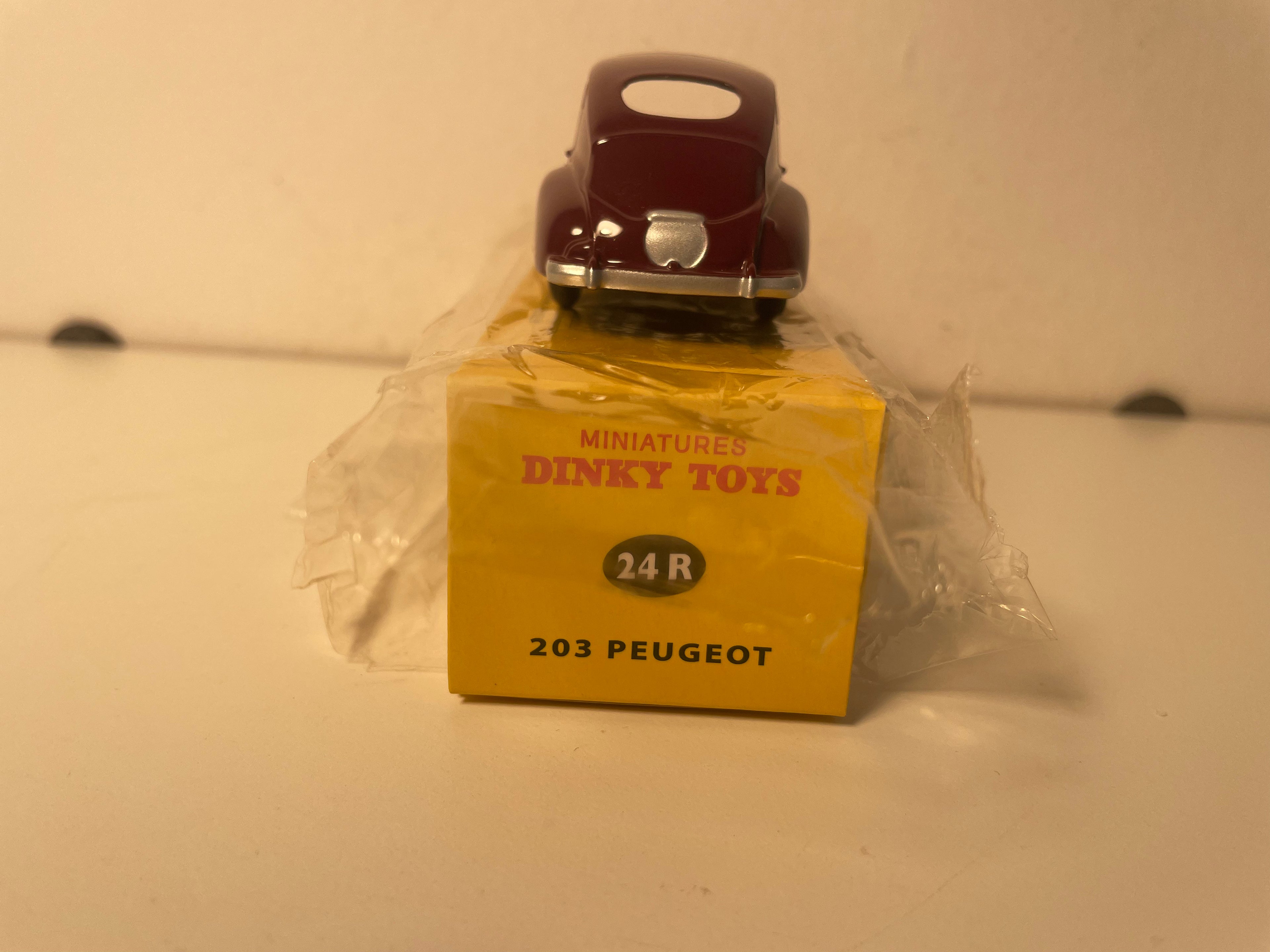 Peugeot 203 bordeaux Dinky-Toys (editiounen Atlas) - N°24 R