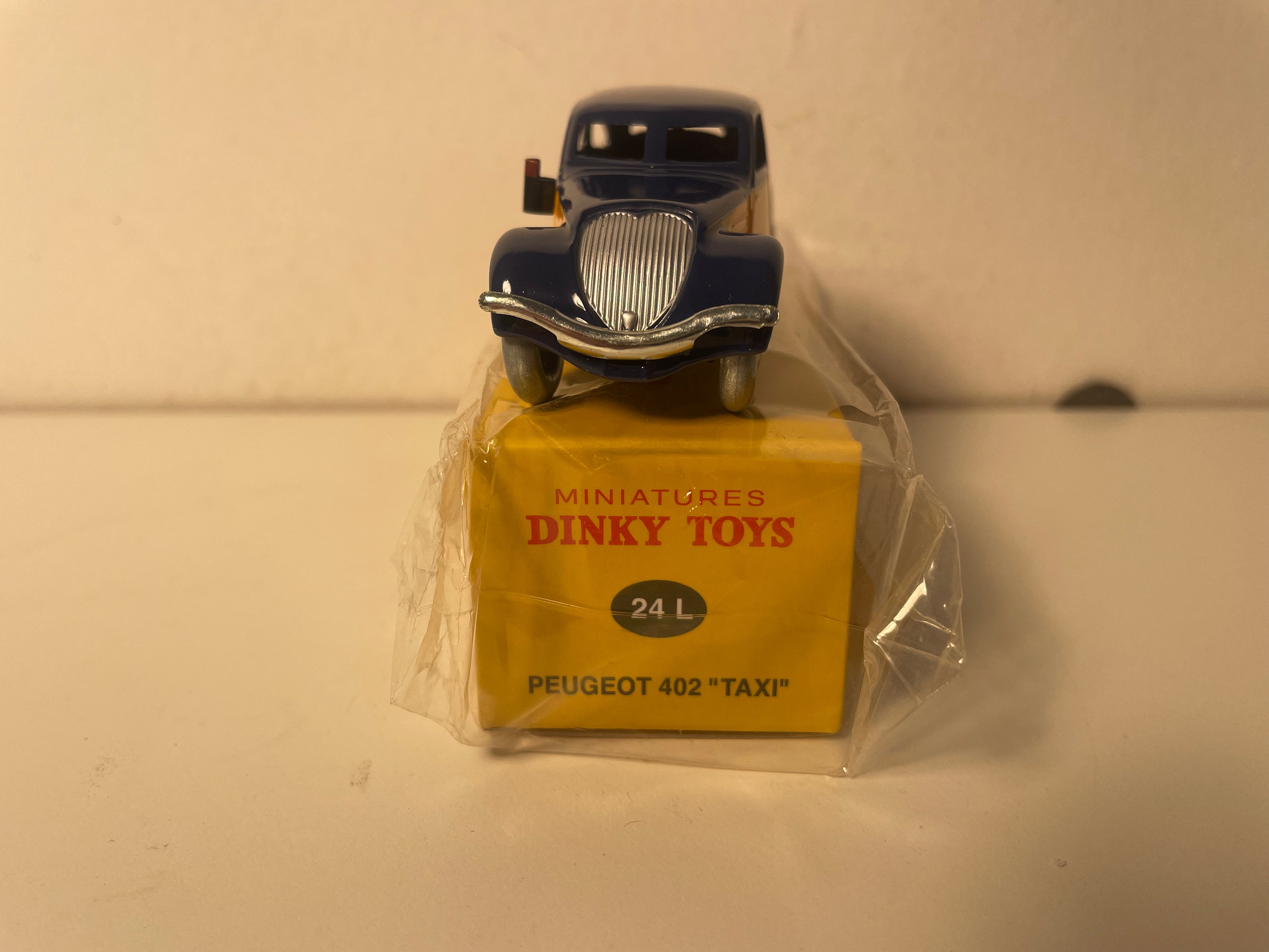 Peugeot 402 blo a orange TAXI Dinky-Toys (Atlas Editioun) - N°24 L