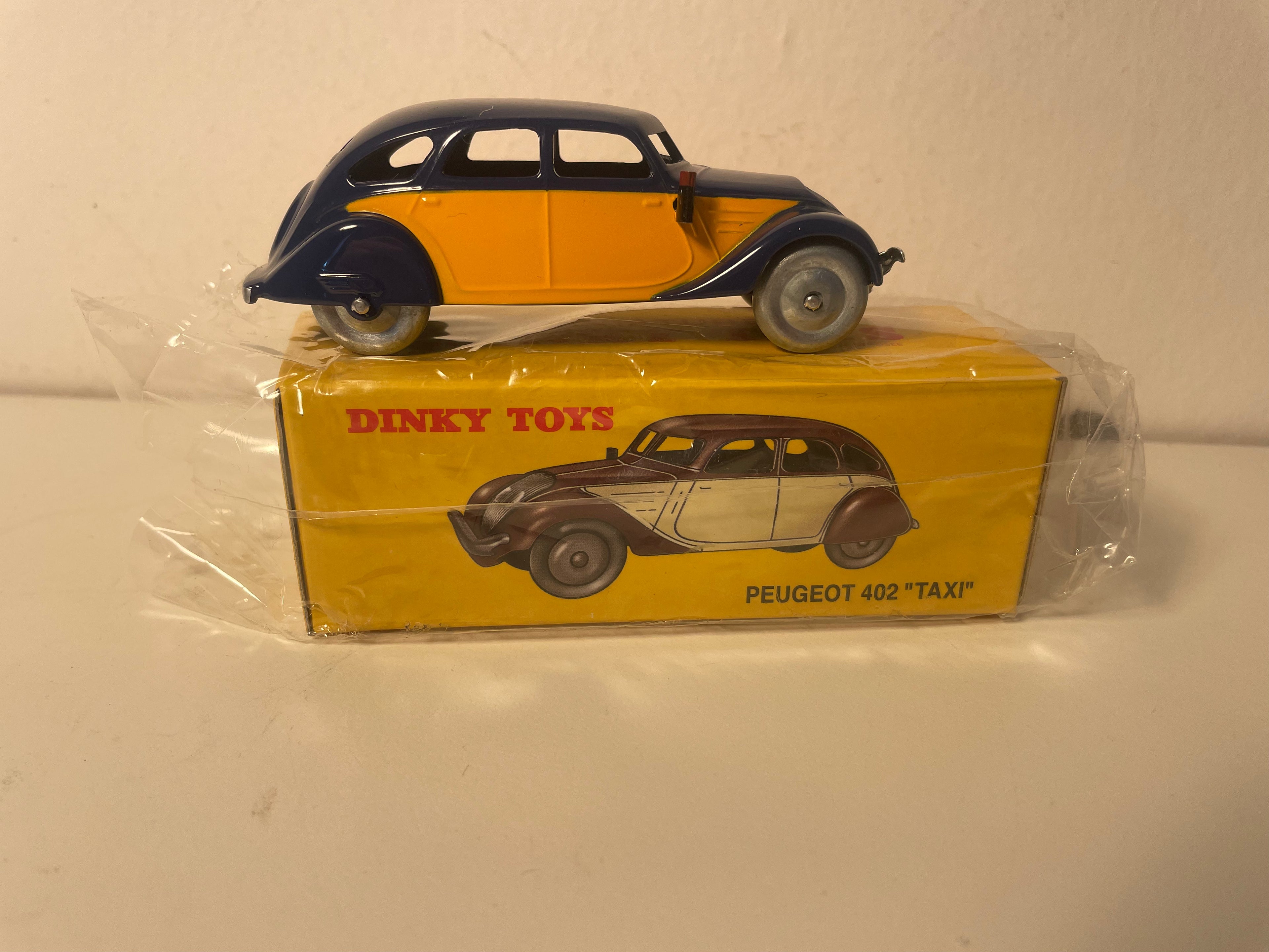 Peugeot 402 blo a orange TAXI Dinky-Toys (Atlas Editioun) - N°24 L