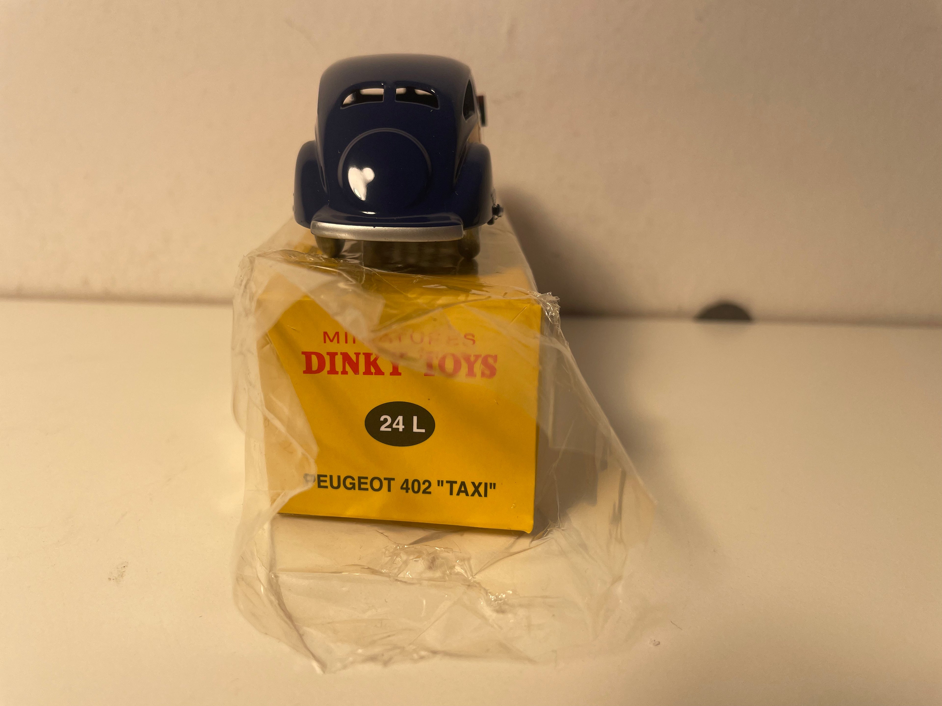 Peugeot 402 blo a orange TAXI Dinky-Toys (Atlas Editioun) - N°24 L