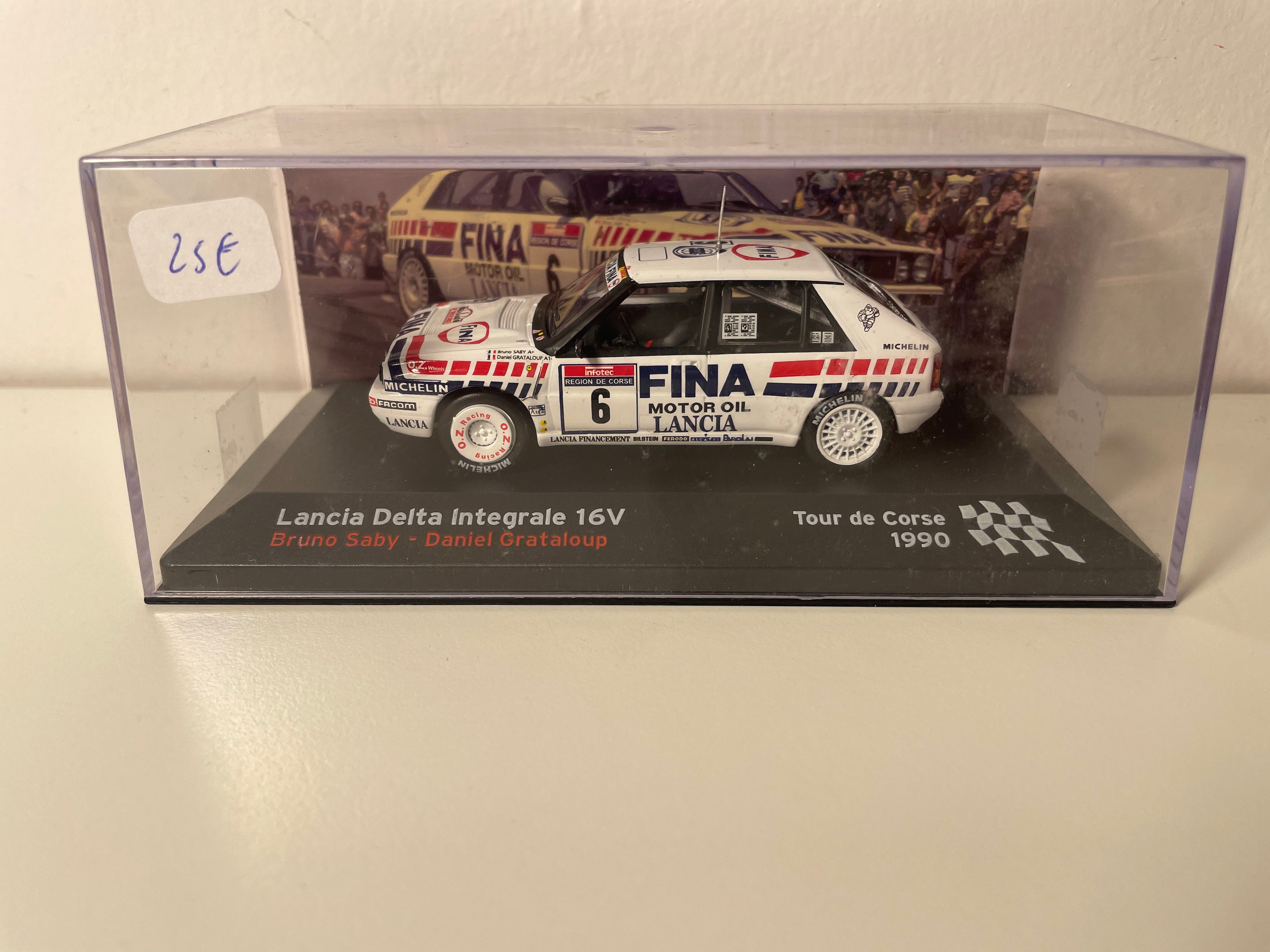 Lancia Delta Intégrale 16V wäiss, rout a schwaarz Nummer 9 - Tour de Corse 1990