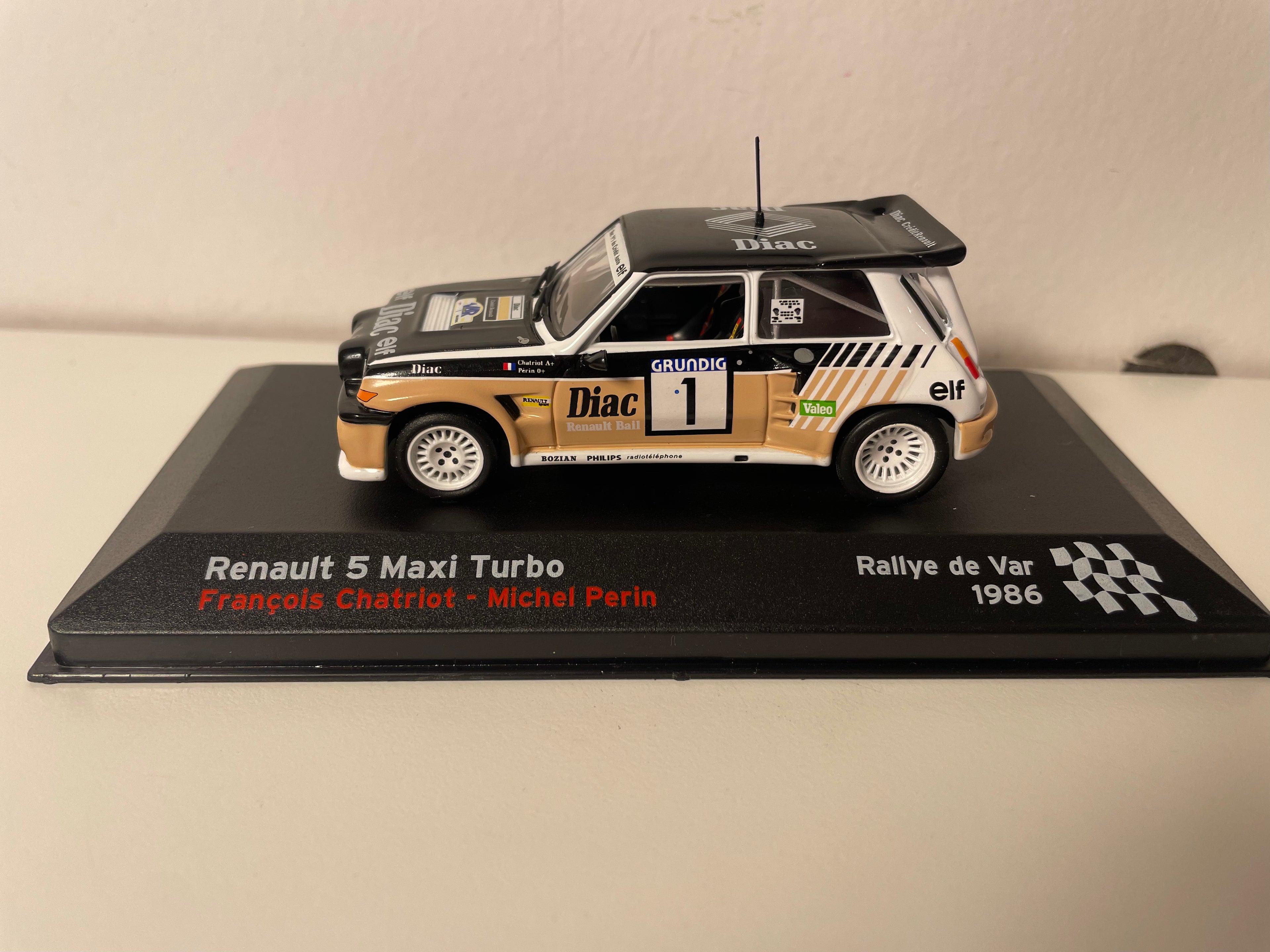 Renault 5 maxi Turbo noire, marron et blanche numéro 1 - rallye du Var 1986