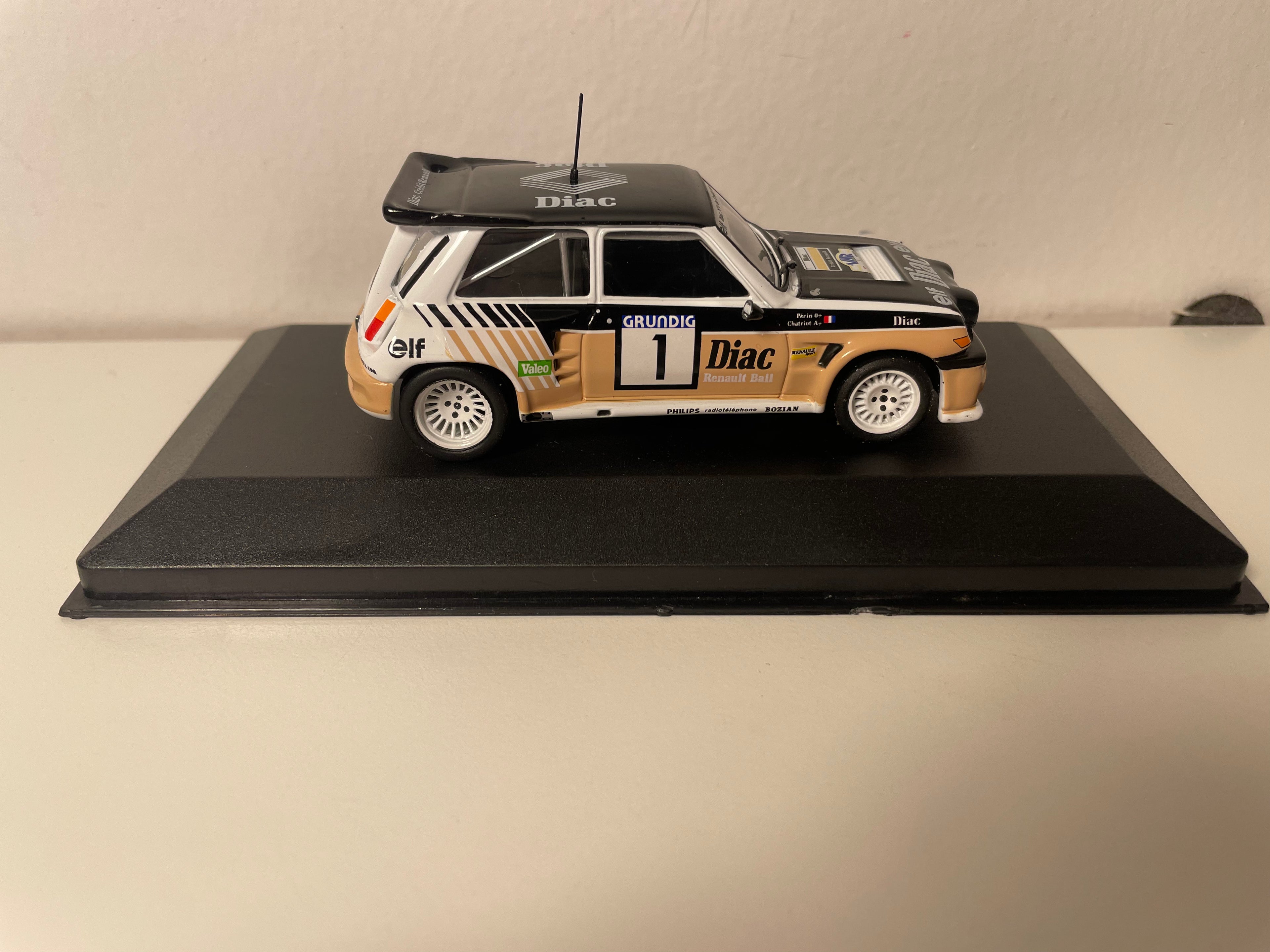 Renault 5 maxi Turbo noire, marron et blanche numéro 1 - rallye du Var 1986