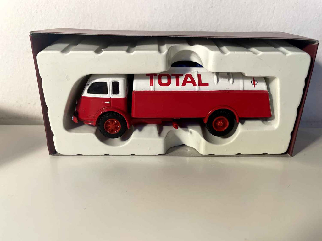 Ciężarówka Renault Fainéant cysternę TOTAL - CORGI referencja 71201