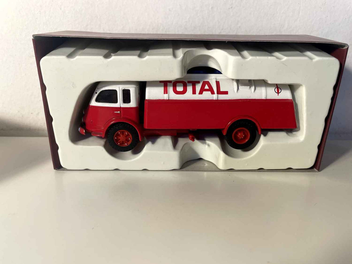 Ciężarówka Renault Fainéant cysternę TOTAL - CORGI referencja 71201