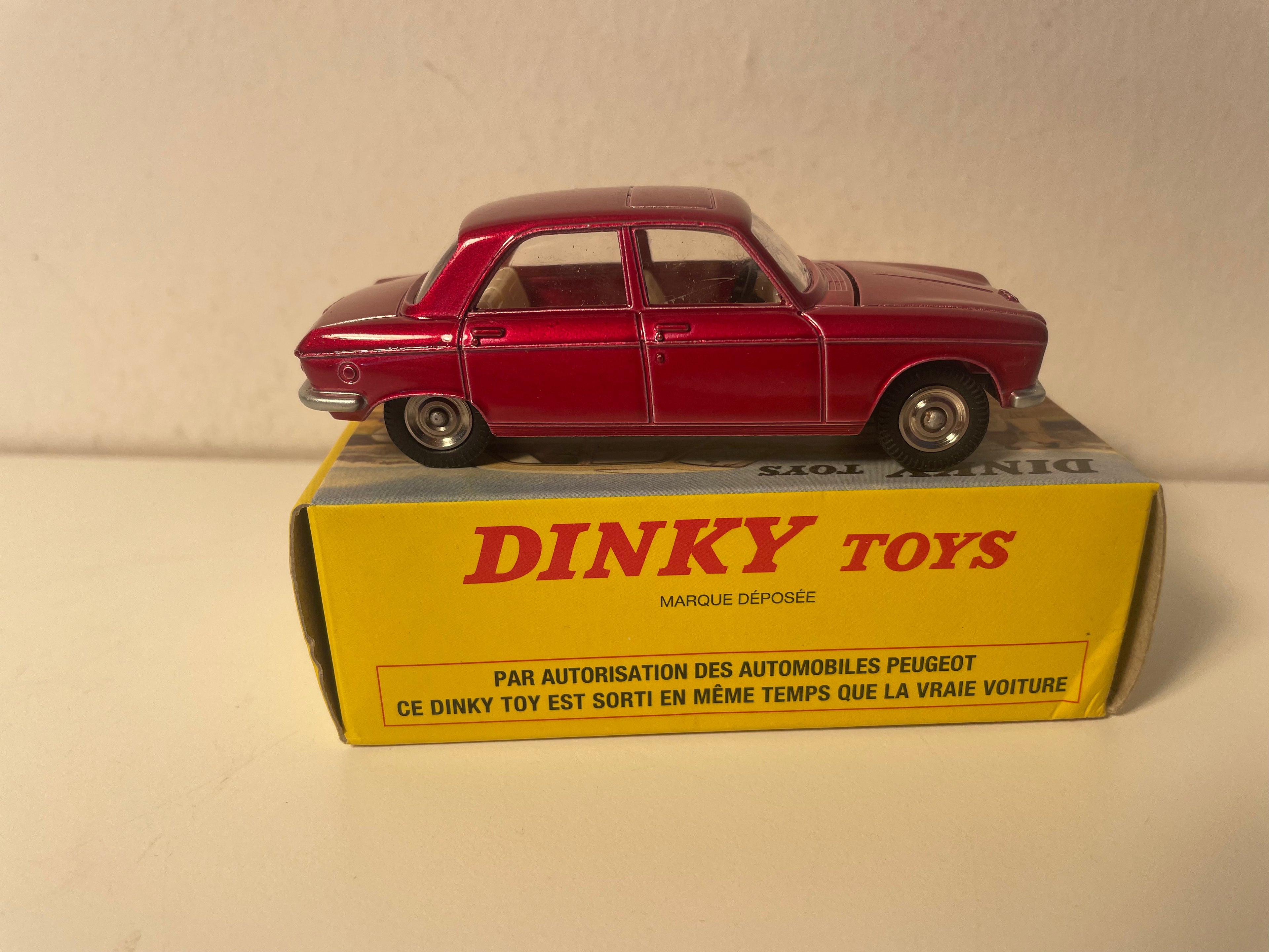 Peugeot 204 rout rouge Dinky-Toys (éditions Atlas) - N°510