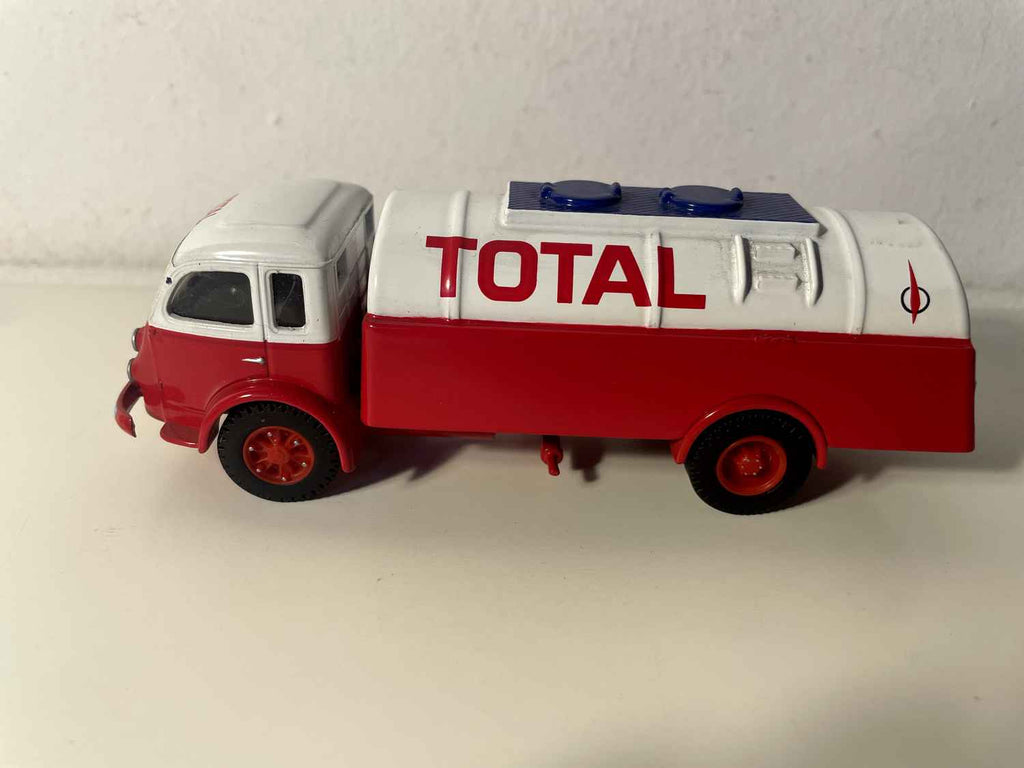 Ciężarówka Renault Fainéant cysternę TOTAL - CORGI referencja 71201