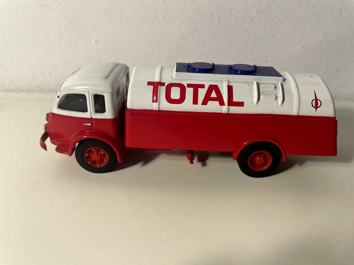 Ciężarówka Renault Fainéant cysternę TOTAL - CORGI referencja 71201