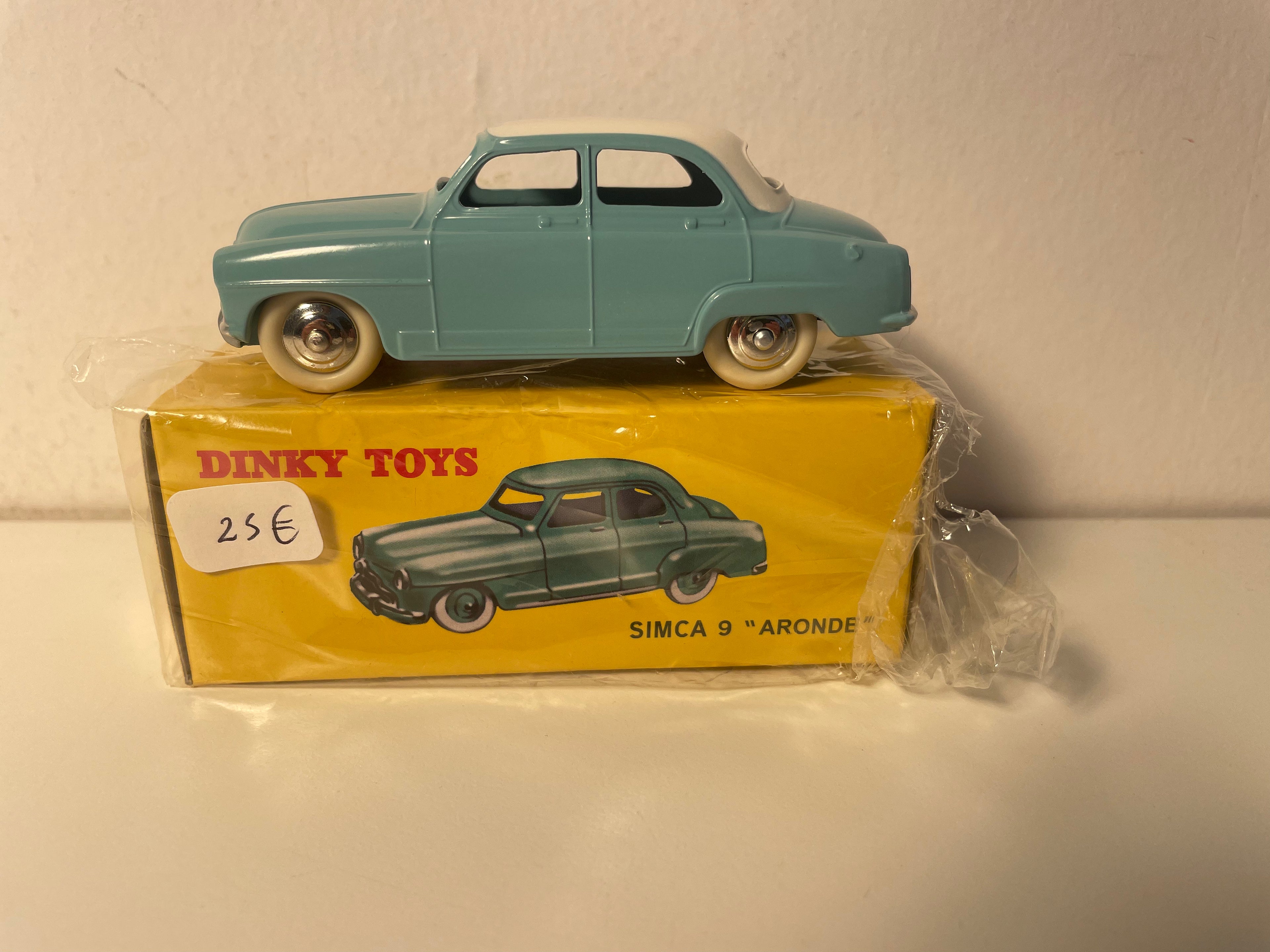 Simca 9 Aronde gréng mat wäissem Dack Dinky-Toys (Atlas Edition) - N°24 U