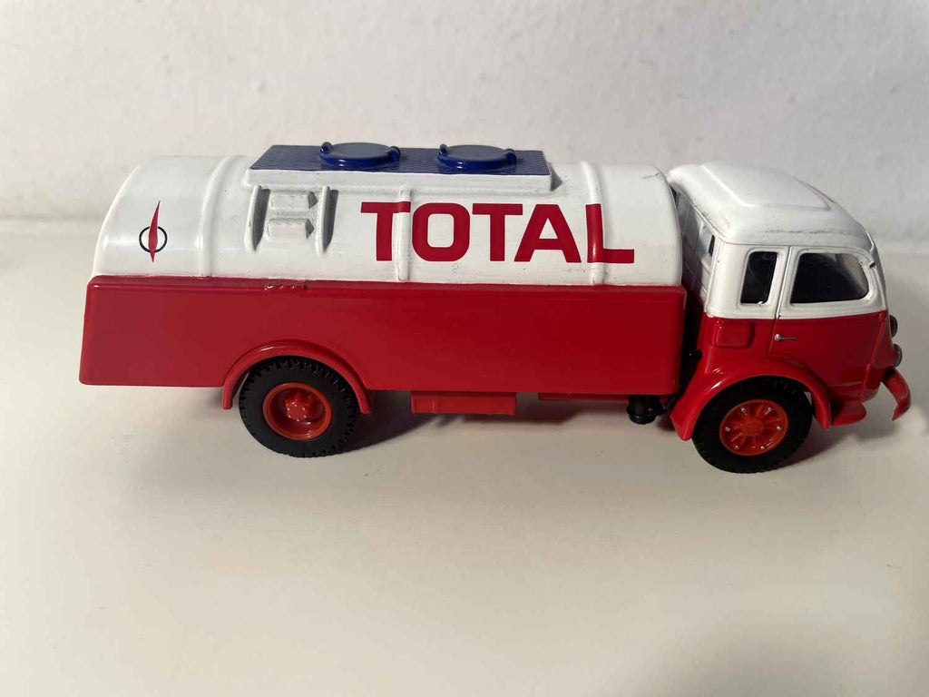 Ciężarówka Renault Fainéant cysternę TOTAL - CORGI referencja 71201