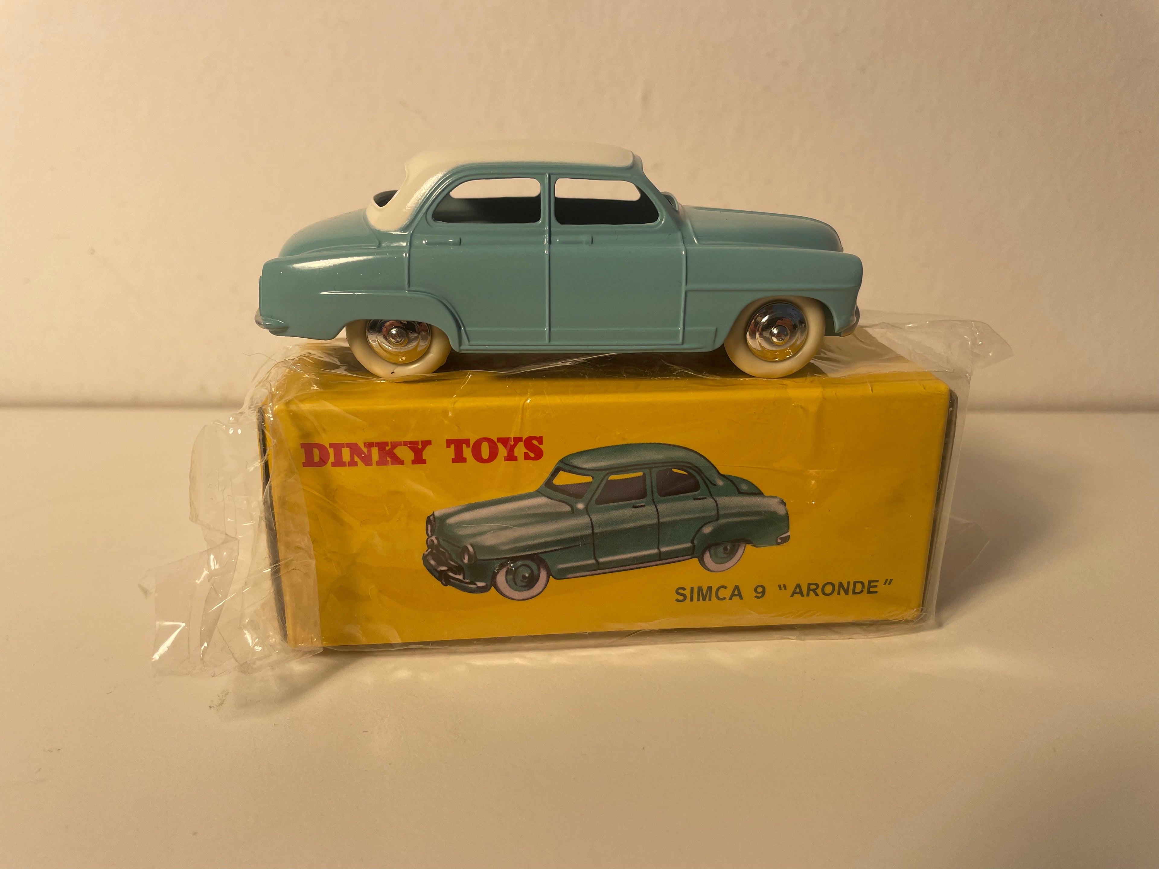 Simca 9 Aronde gréng mat wäissem Dack Dinky-Toys (Atlas Edition) - N°24 U