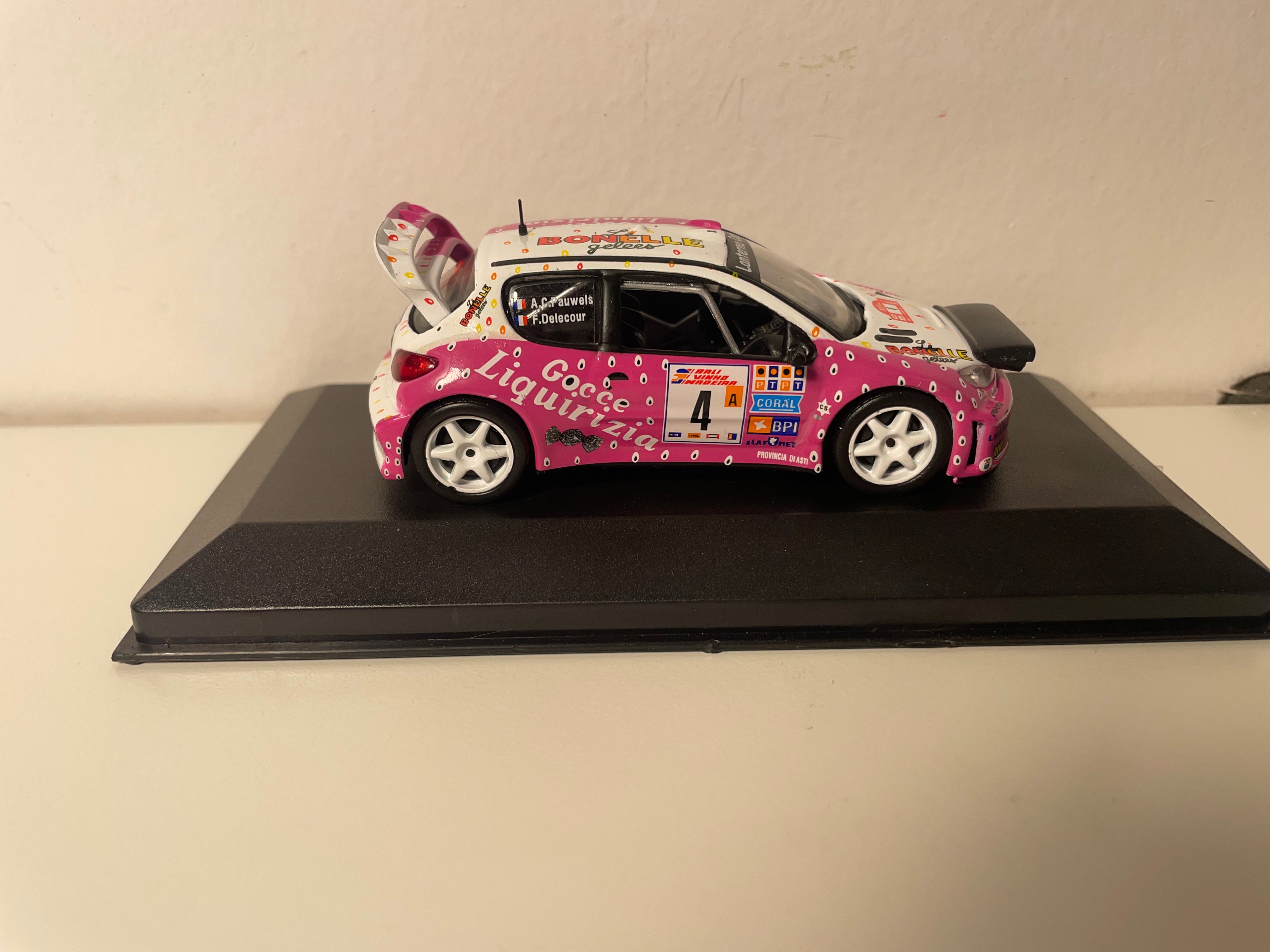 Peugeot 206 WRC wäiss a rose Nummer 4 - Rallye vu Madeira 2003
