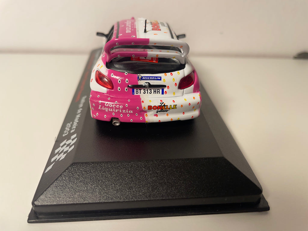 Peugeot 206 WRC wäiss a rose Nummer 4 - Rallye vu Madeira 2003
