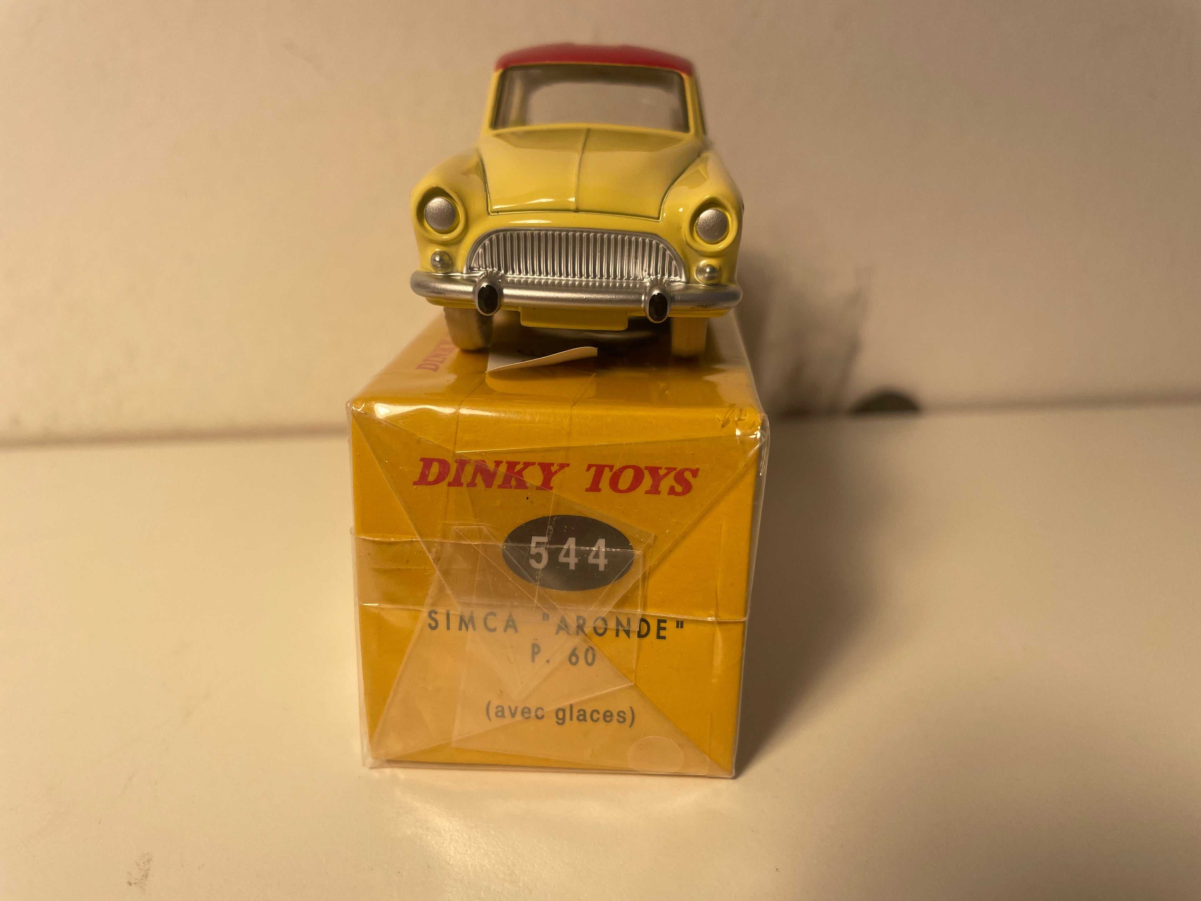 Simca Aronde P60 com tejadilho amarelo e vermelho Dinky-Toys (Atlas Editions)