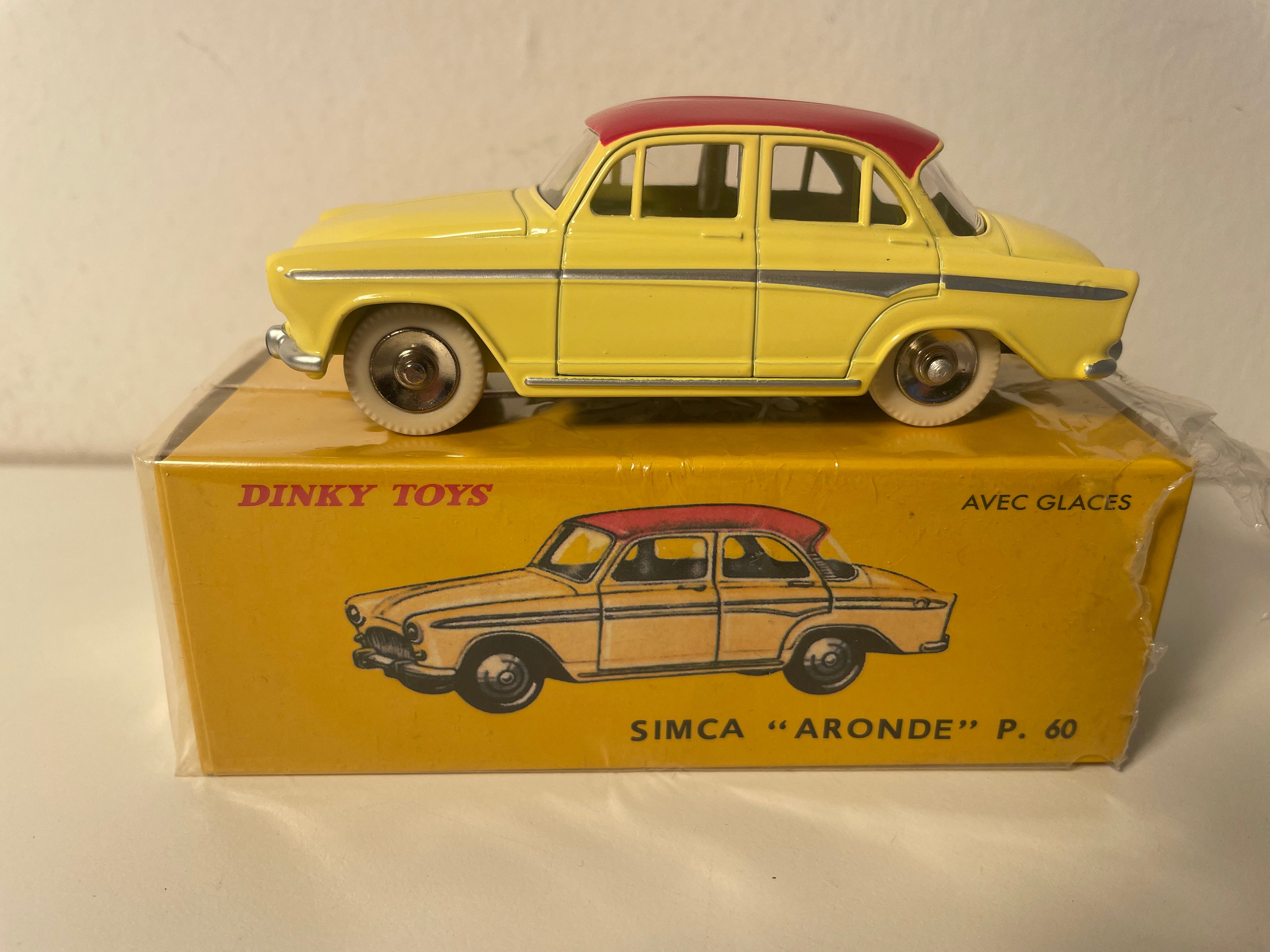 Simca Aronde P60 com tejadilho amarelo e vermelho Dinky-Toys (Atlas Editions)