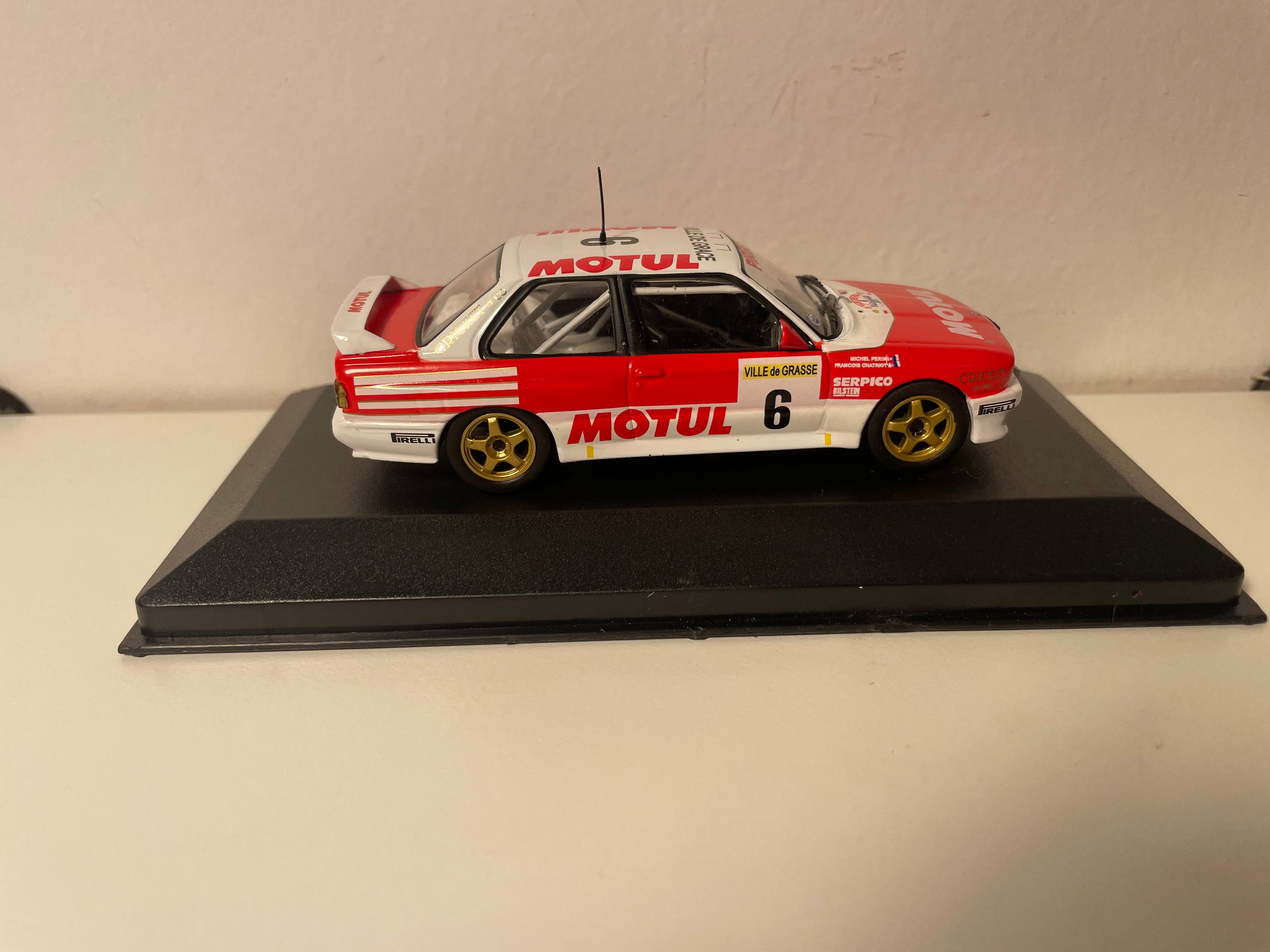 BMW M3 rouge et blanche numéro 6 - rallye critérium alpin 1989