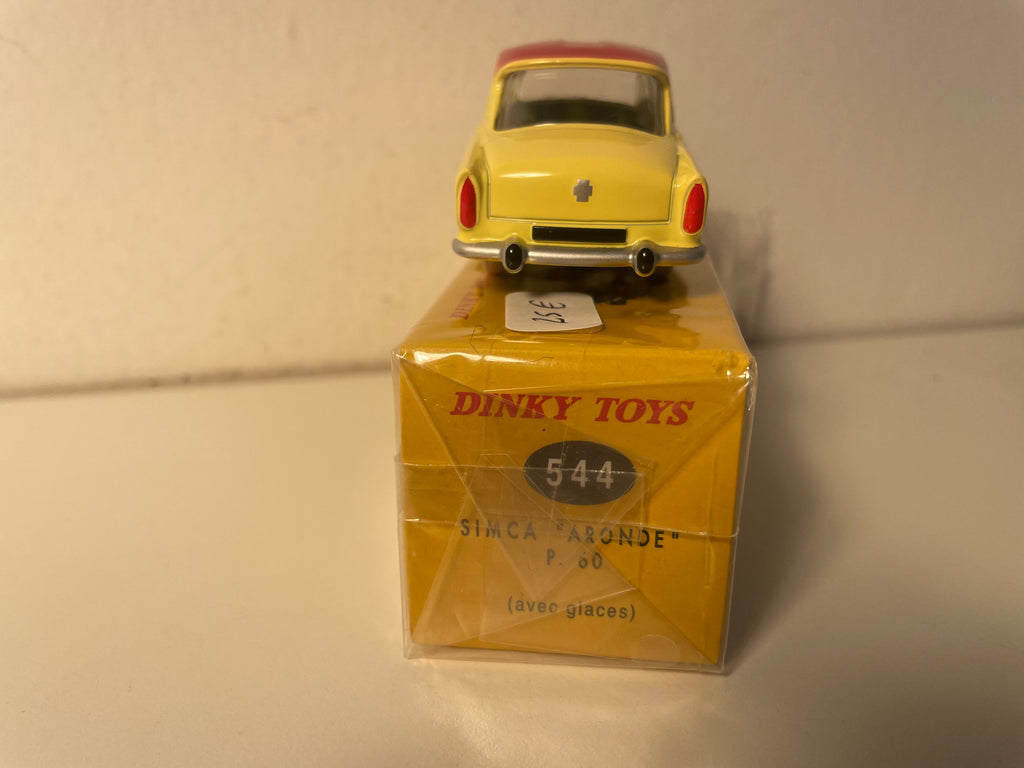 Simca Aronde P60 com tejadilho amarelo e vermelho Dinky-Toys (Atlas Editions)