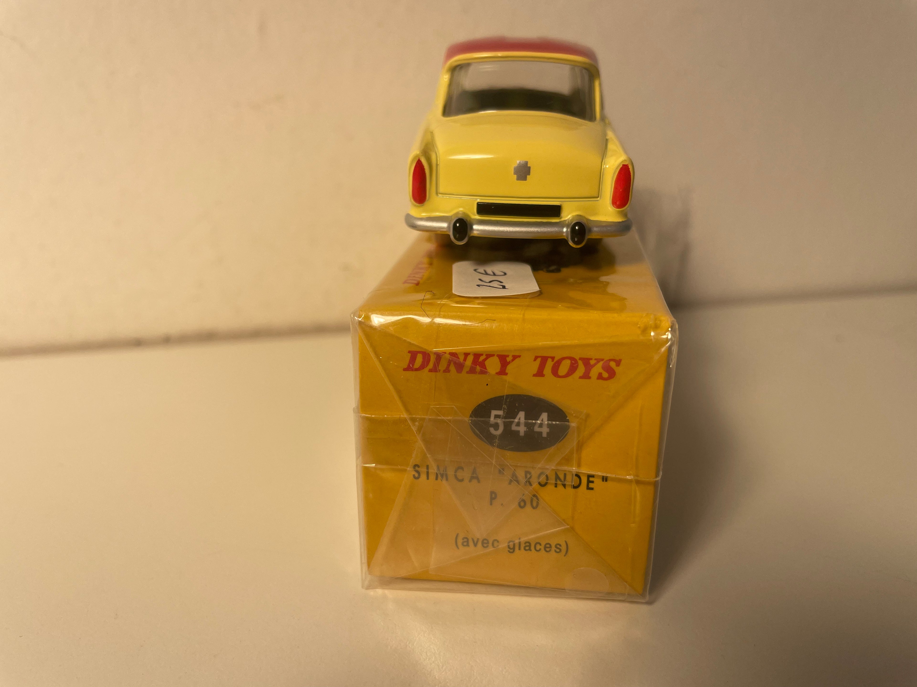 Simca Aronde P60 com tejadilho amarelo e vermelho Dinky-Toys (Atlas Editions)