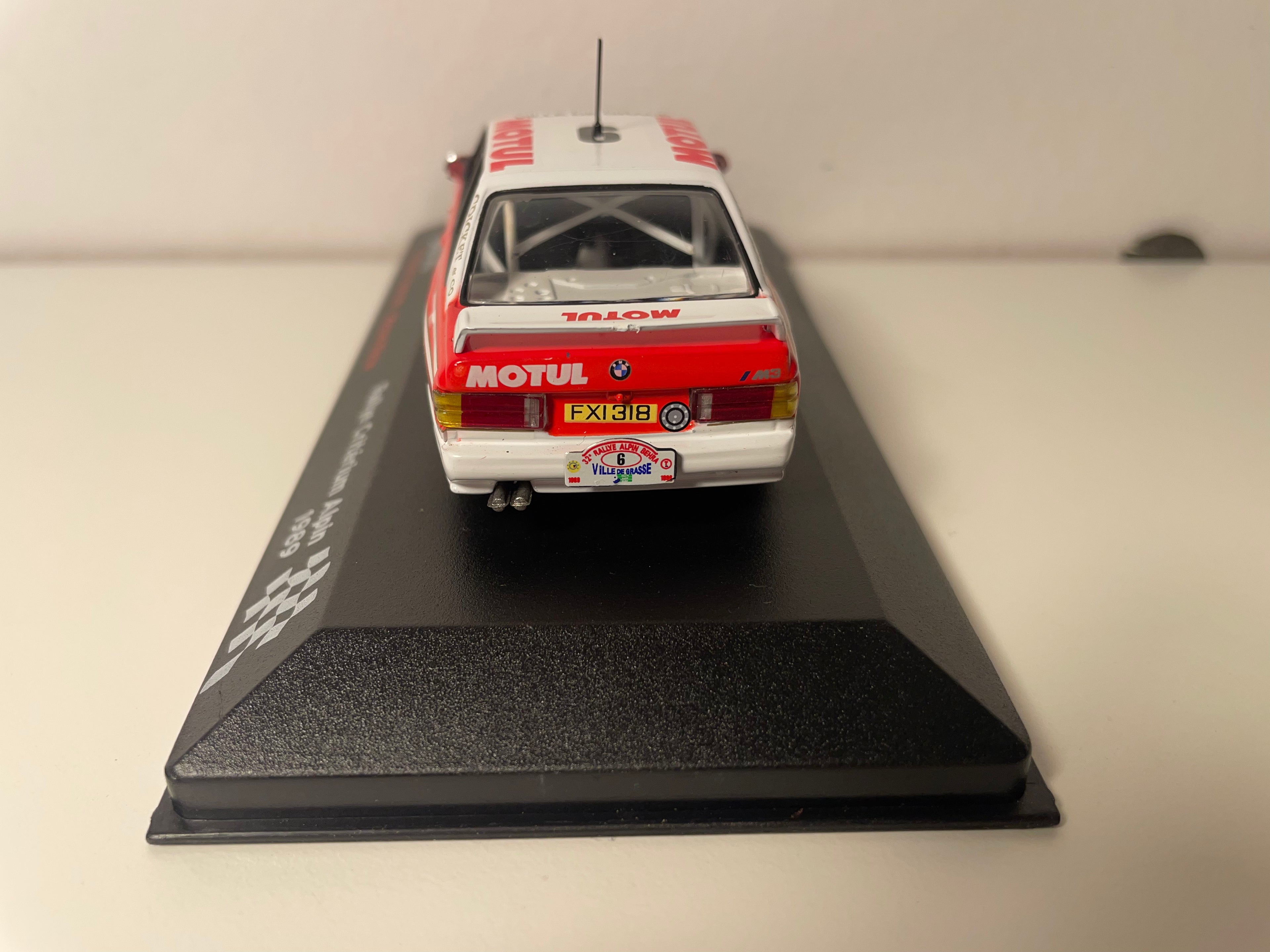 BMW M3 rouge et blanche numéro 6 - rallye critérium alpin 1989