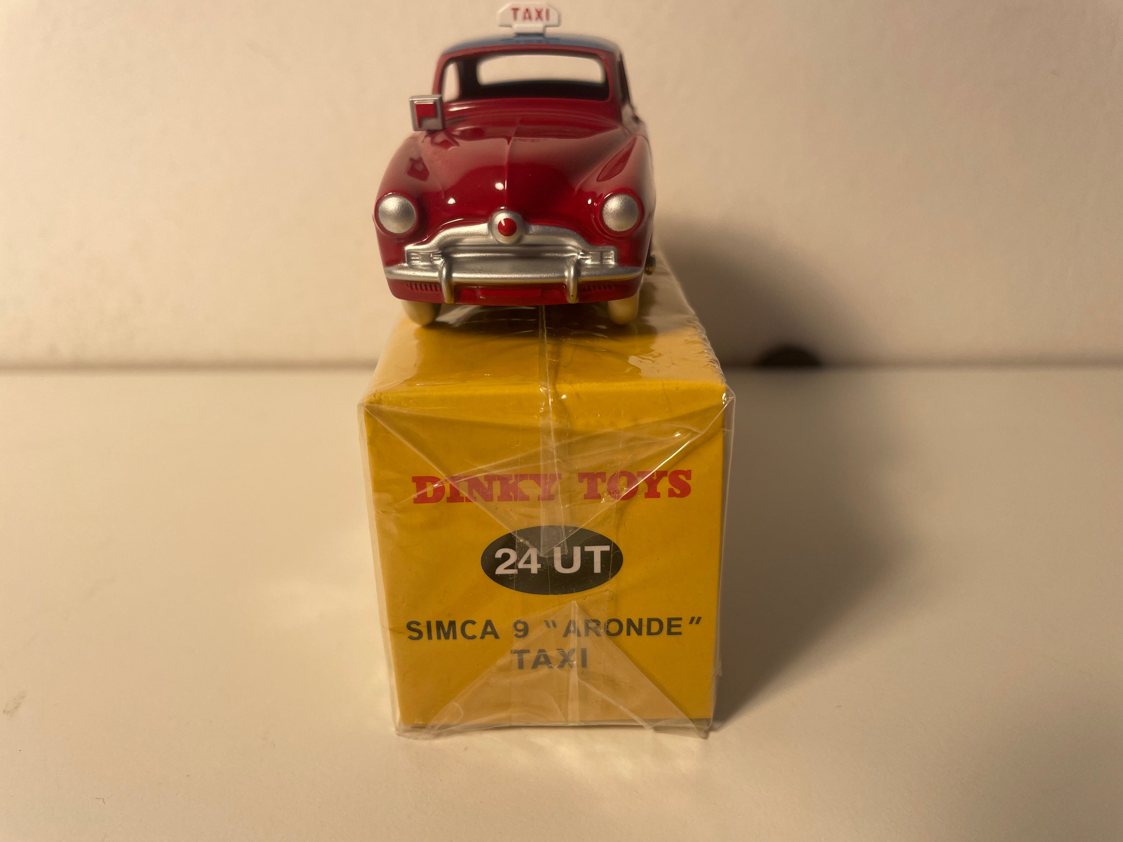 Simca 9 Aronde TAXI bordeaux mat blauen Dack Dinky-Toys (Atlas Ausgaben) - N°24 UT