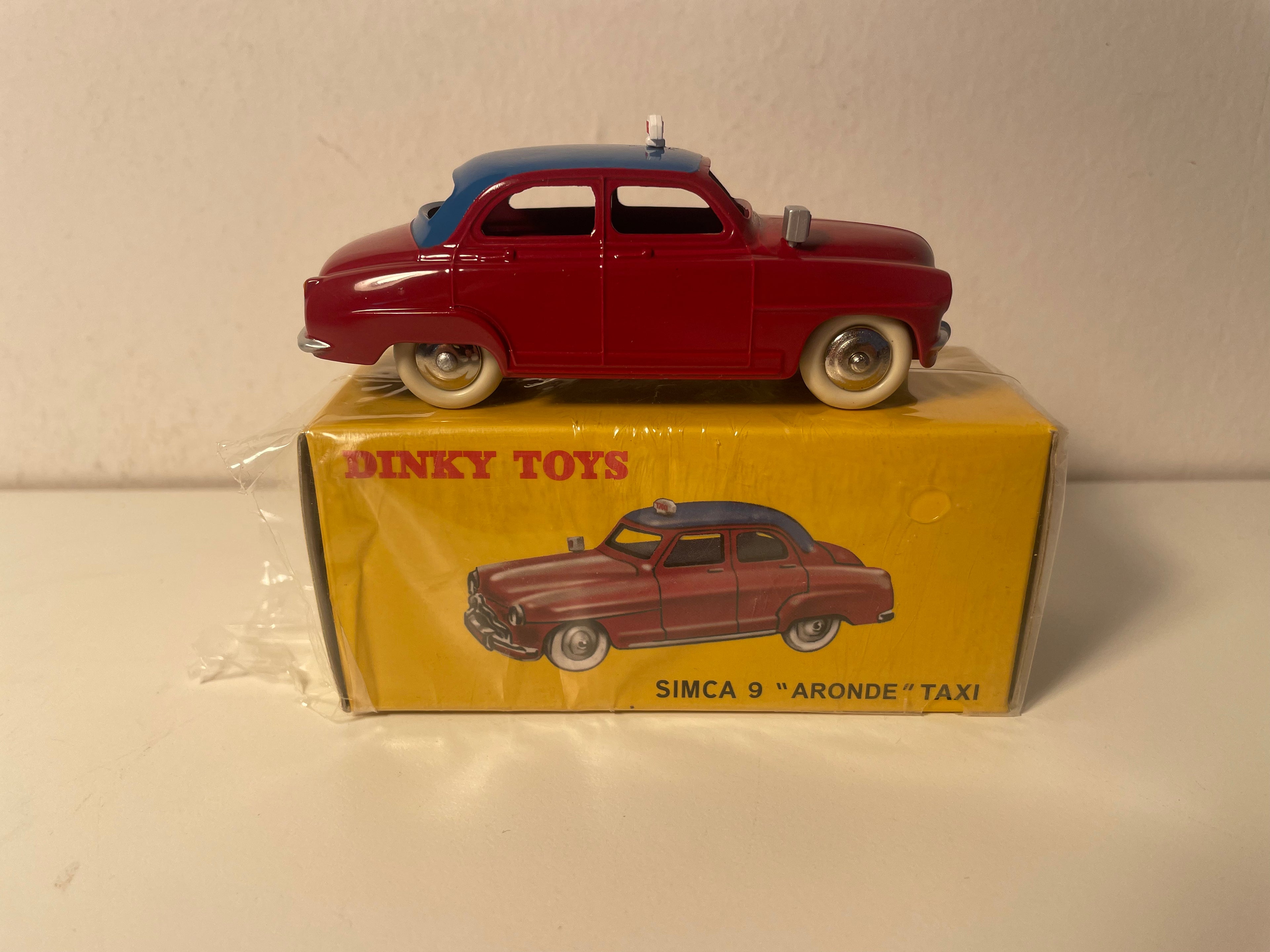 Simca 9 Aronde TAXI bordeaux mat blauen Dack Dinky-Toys (Atlas Ausgaben) - N°24 UT