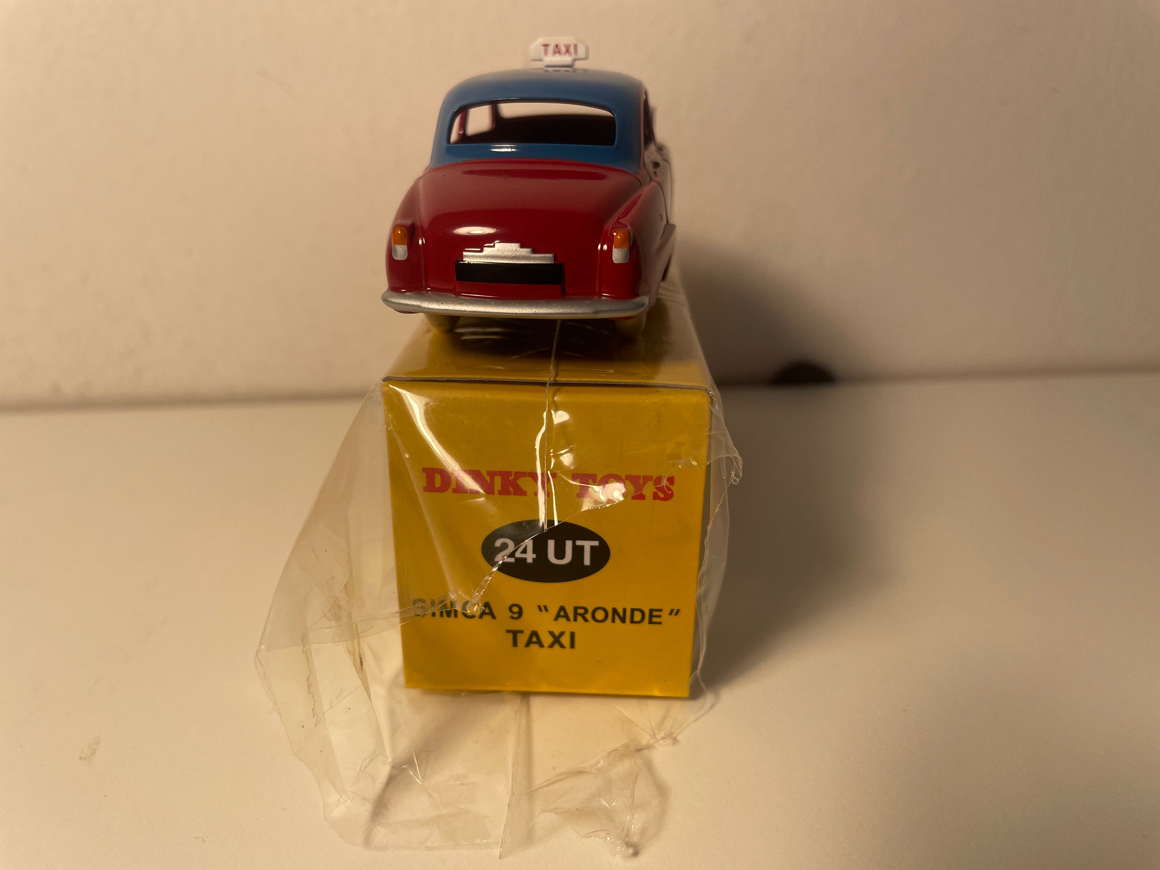 Simca 9 Aronde TAXI bordeaux mat blauen Dack Dinky-Toys (Atlas Ausgaben) - N°24 UT