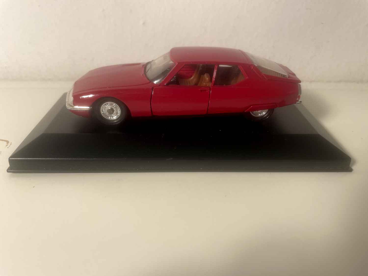 Citroën SM rouge de 1970 (boite plexi)