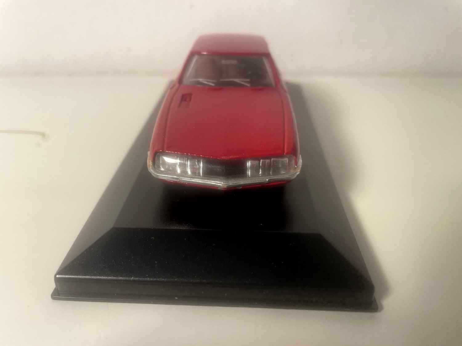 Citroën SM rouge de 1970 (boite plexi)