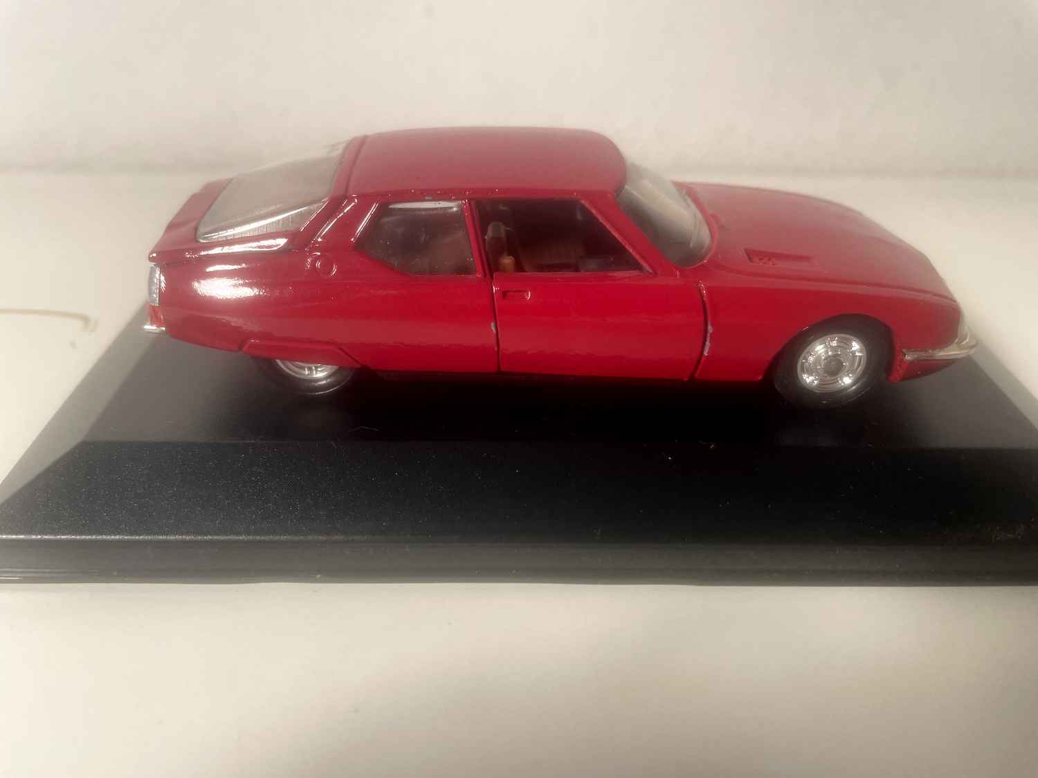 Citroën SM rouge de 1970 (boite plexi)