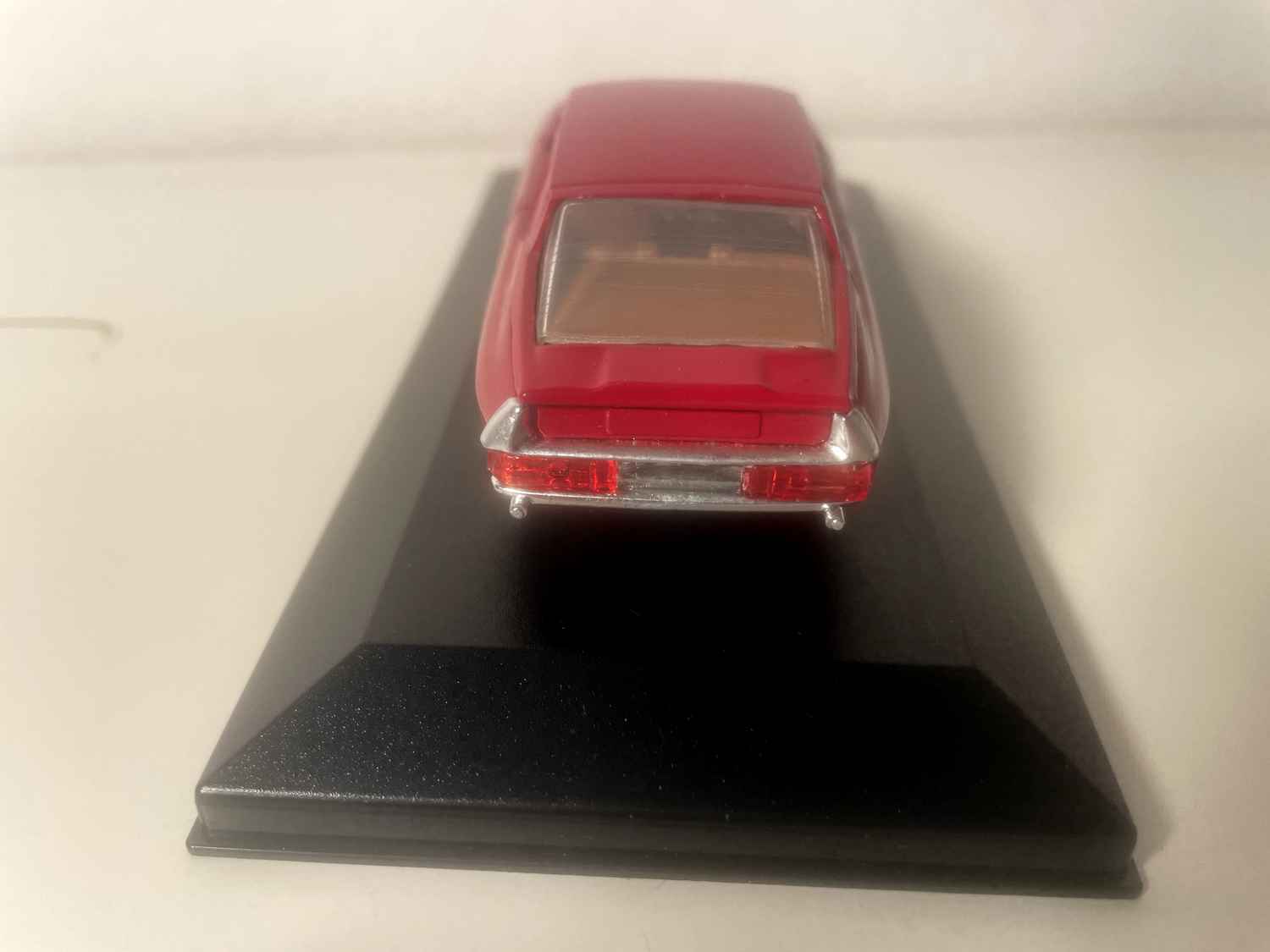 Citroën SM rouge de 1970 (boite plexi)