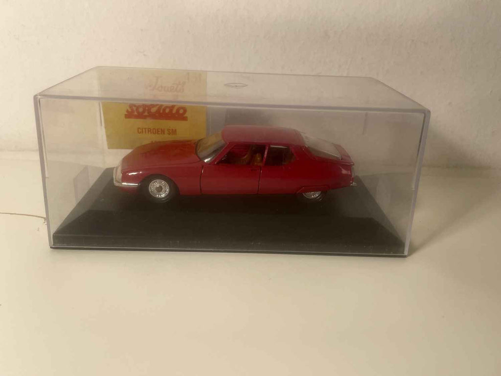 Citroën SM rouge de 1970 (boite plexi)