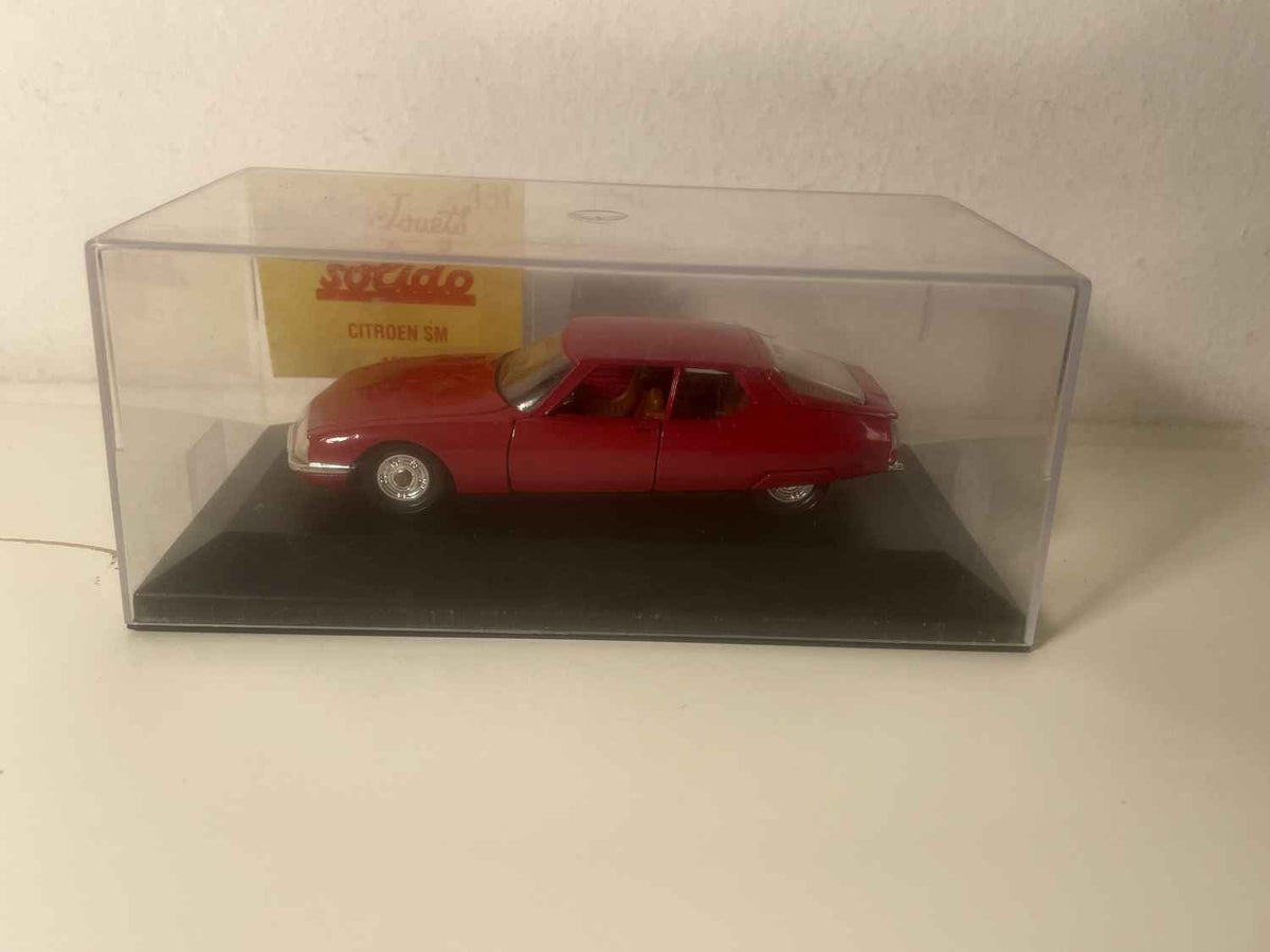 Citroën SM rouge de 1970 (boite plexi)