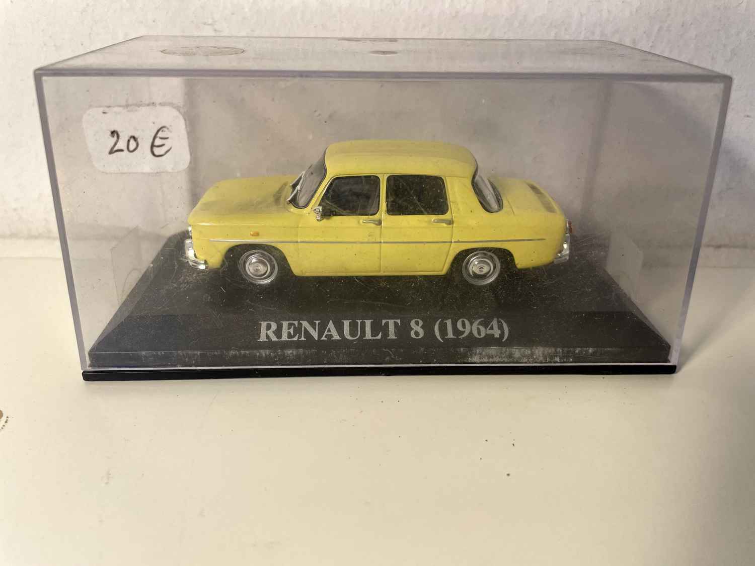 Żółty Renault 8 z 1964 roku