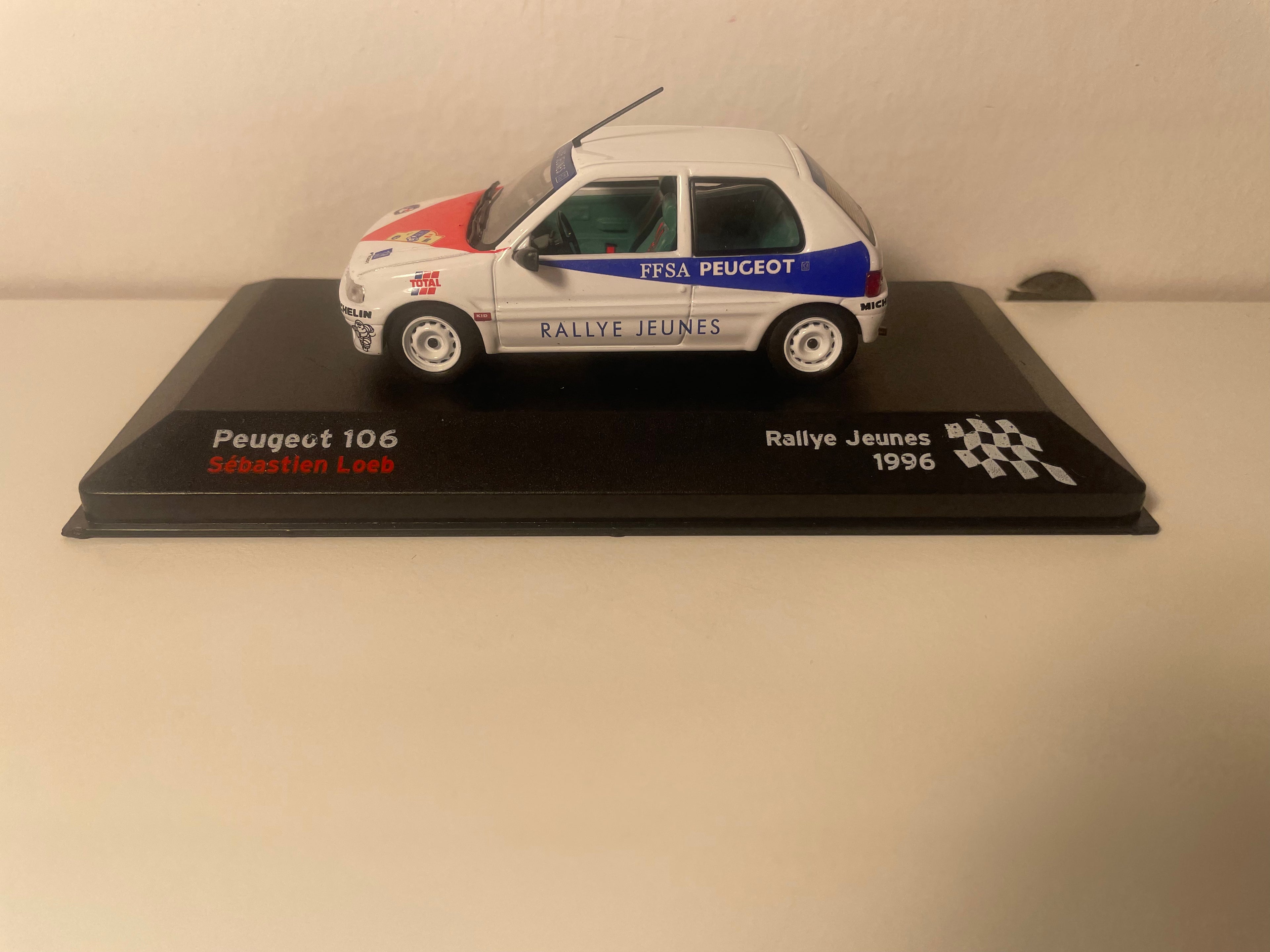 Peugeot 106 biała, czerwona i niebieska - rallye młodzieżowe 1996