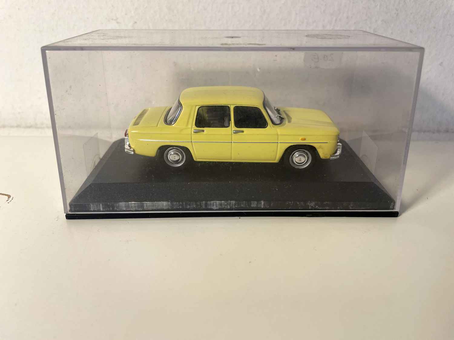 Żółty Renault 8 z 1964 roku