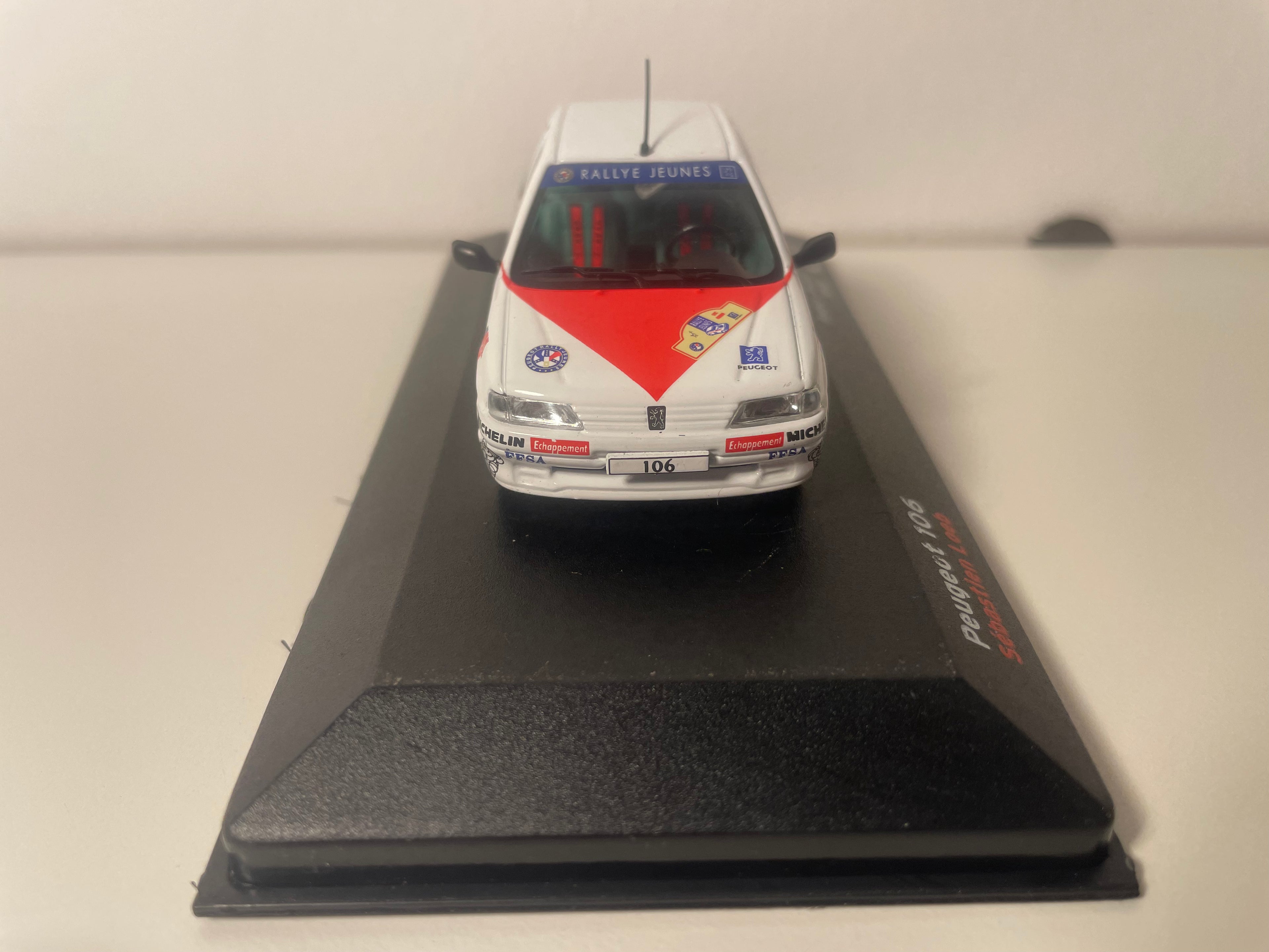 Peugeot 106 biała, czerwona i niebieska - rallye młodzieżowe 1996