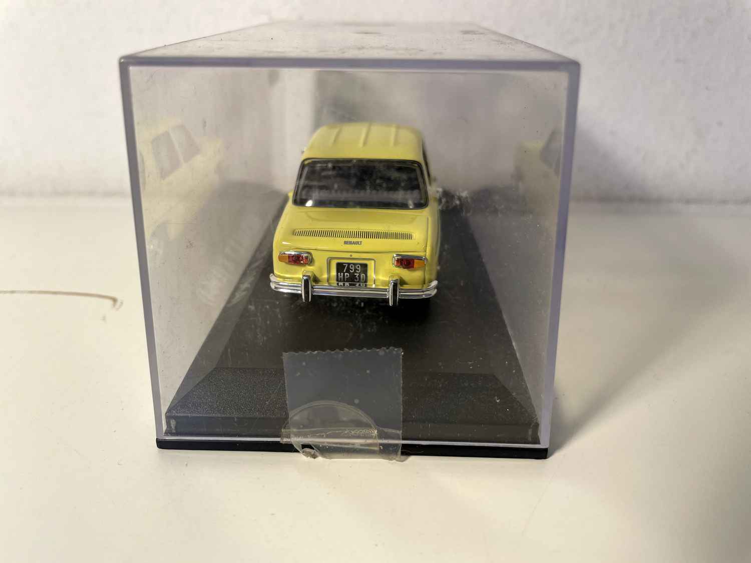 Żółty Renault 8 z 1964 roku