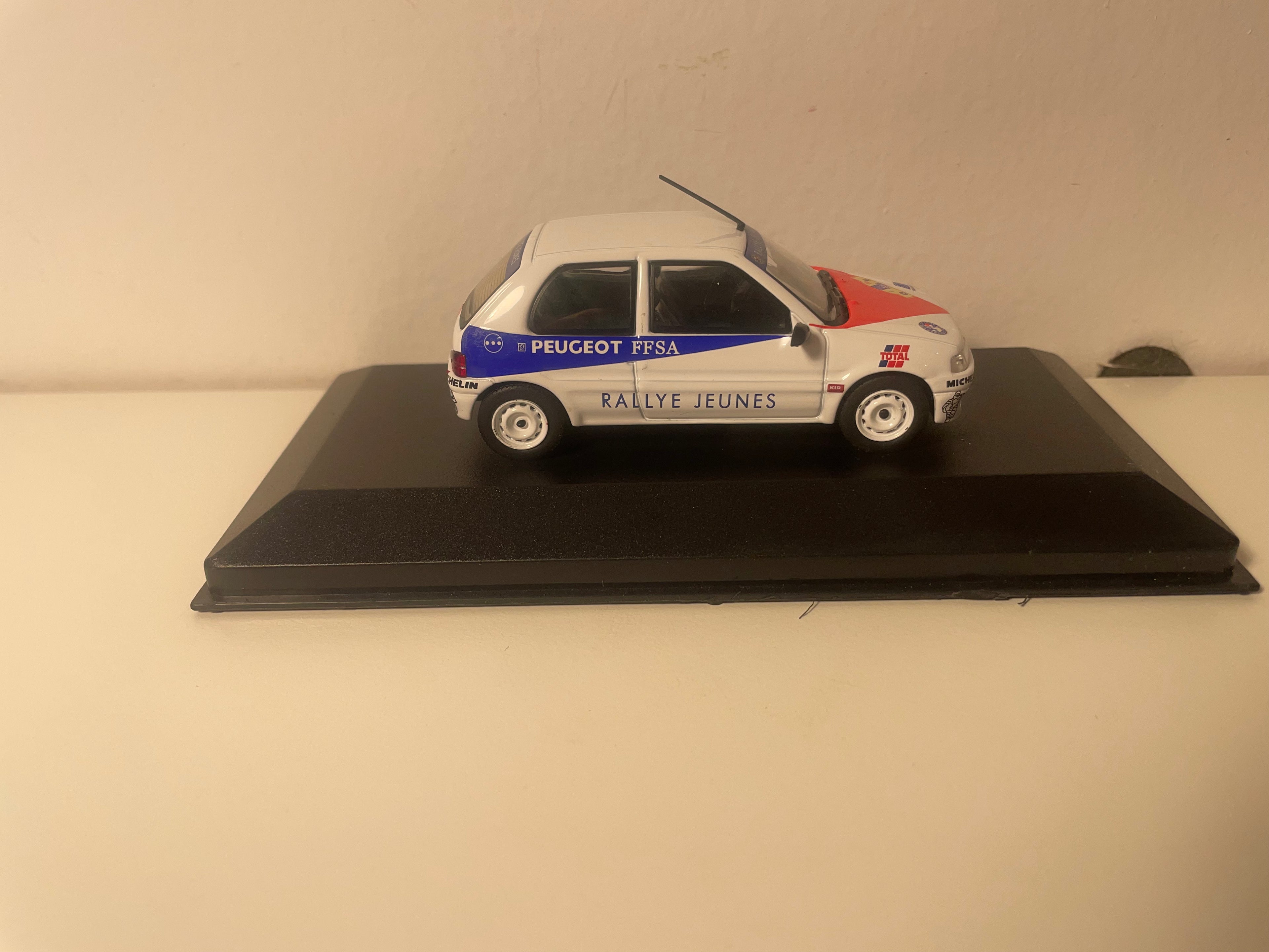 Peugeot 106 biała, czerwona i niebieska - rallye młodzieżowe 1996