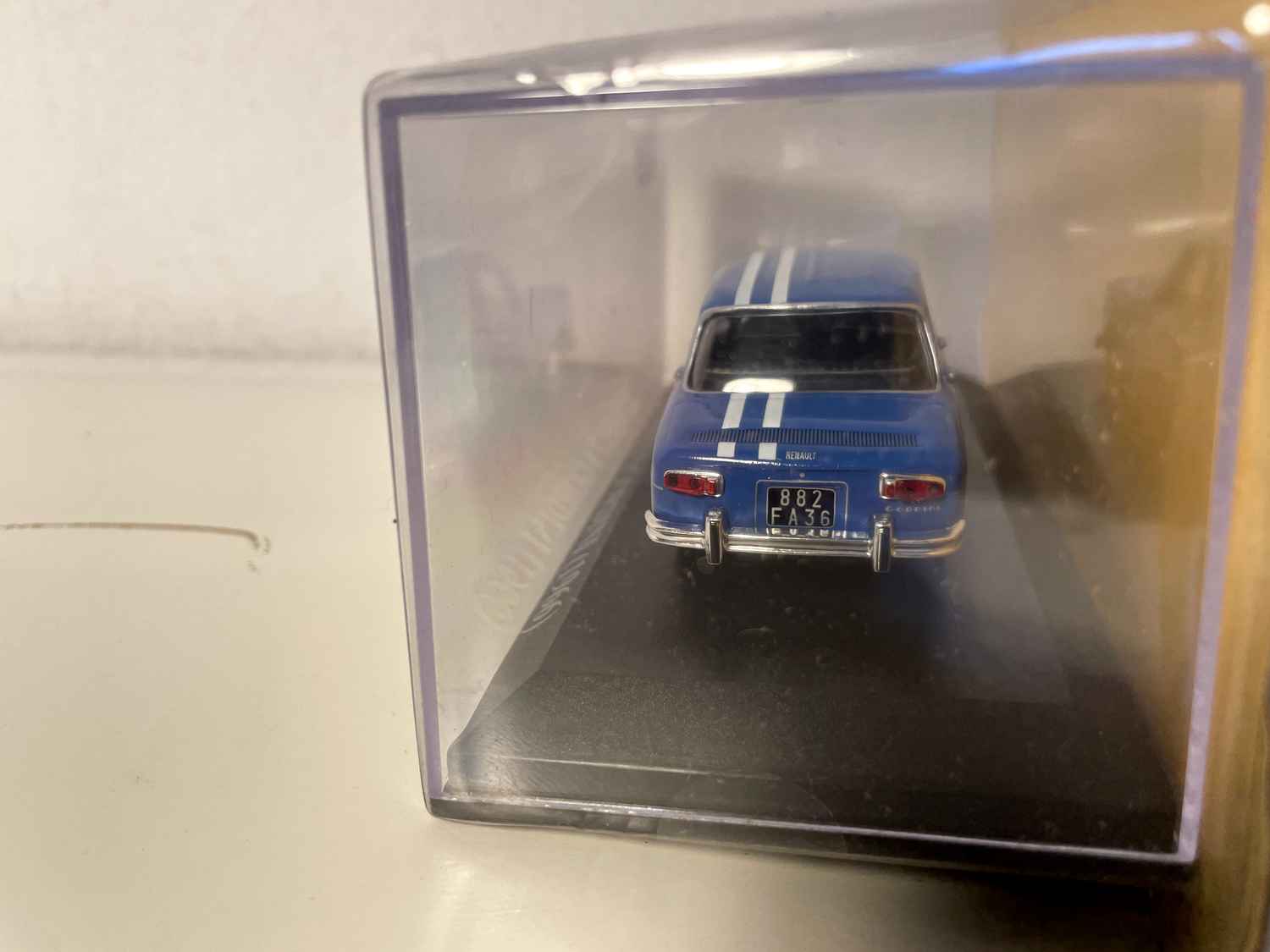 Niebieski Renault 8 Gordini z 1966 roku