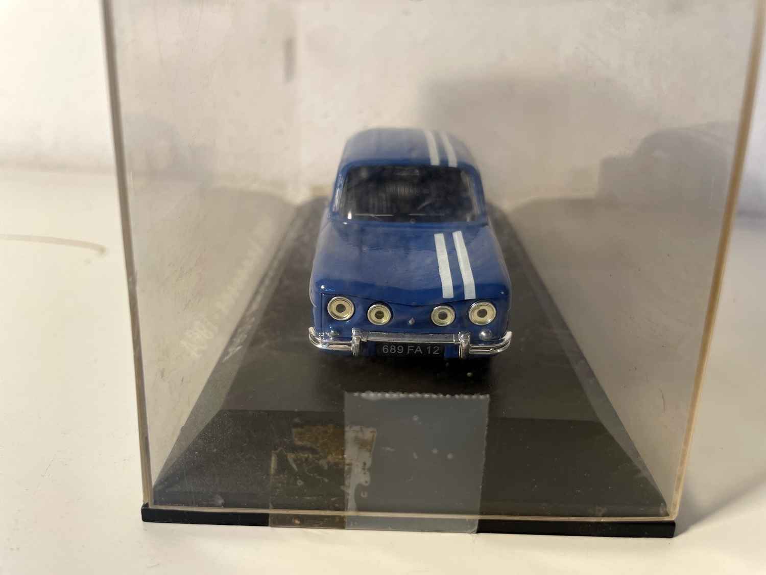 Niebieski Renault 8 Gordini z 1964 roku