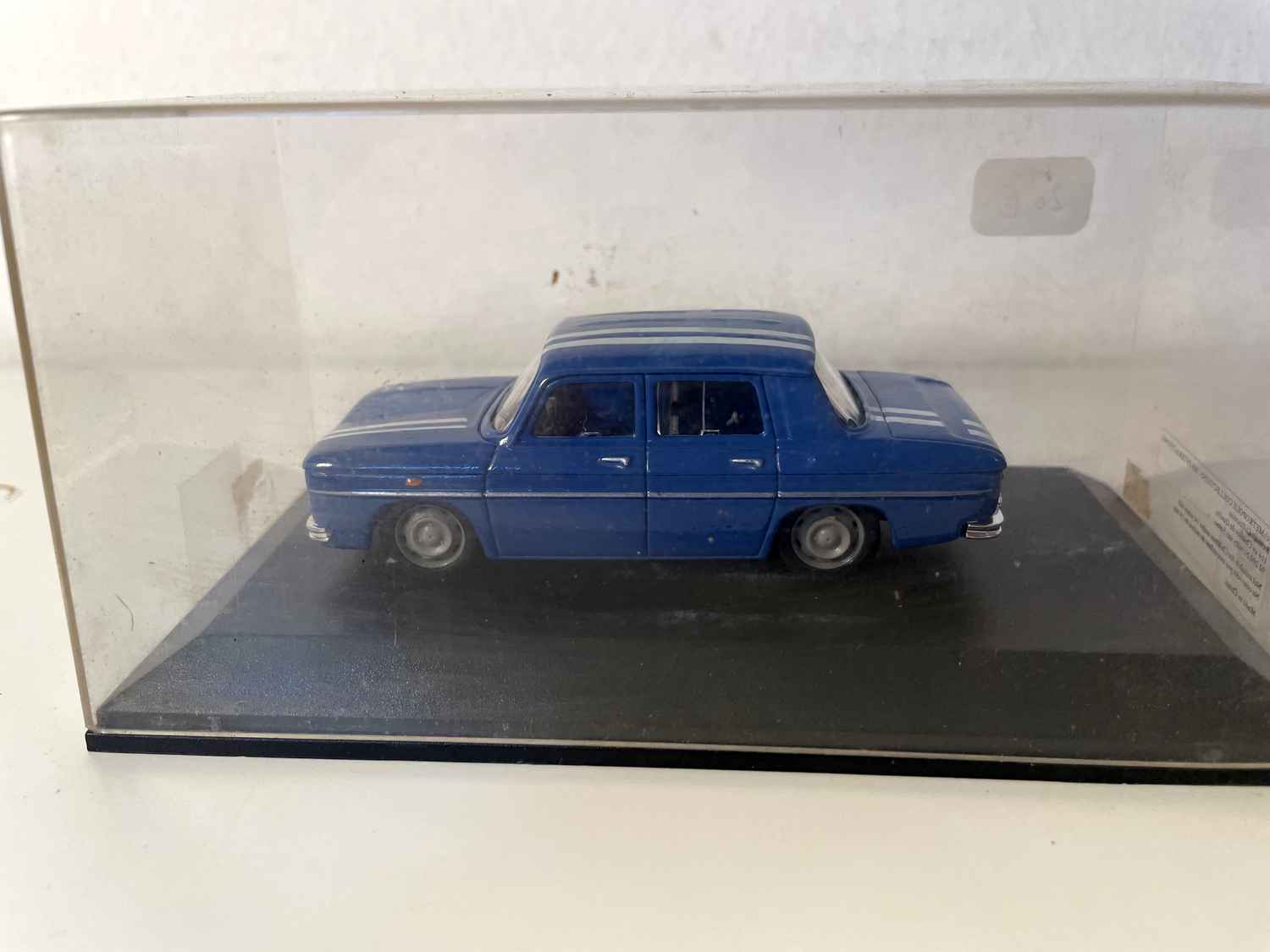 Niebieski Renault 8 Gordini z 1964 roku
